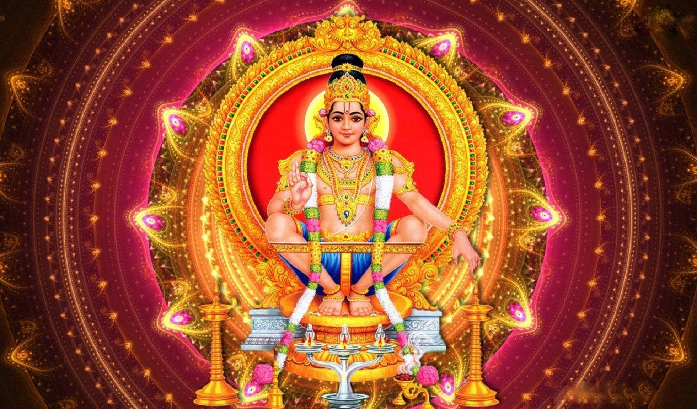 Ayyappa 桌布 壁紙 — 一位閃耀的金色神祇佩戴著精緻珠寶，在深洋紅色宇宙背景中，安詳地坐在發光的圓形曼陀羅內的寶座上。
