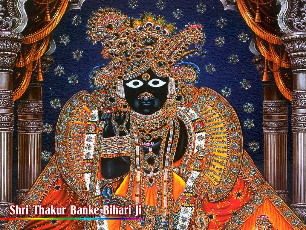 Banke Bihari 桌布 壁紙 — 一位閃耀的黑色神祇，裝飾著精緻的金色珠寶和橙色長袍，坐在華麗的柱子之間，背景是深藍色的星空。