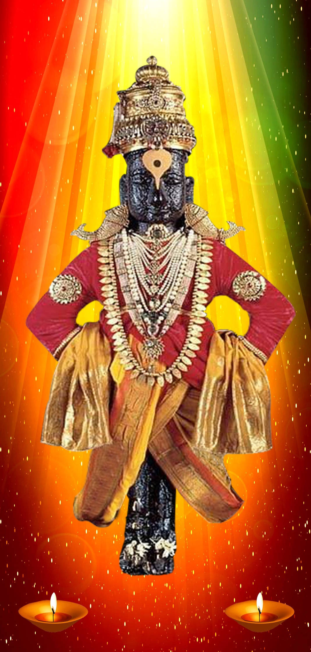 Indian 桌布 壁紙 — 一位閃耀的黑色神祇，身著金色和紅色的華麗服飾，站在充滿活力的彩虹光背景前，下方有兩根點燃的蠟燭。