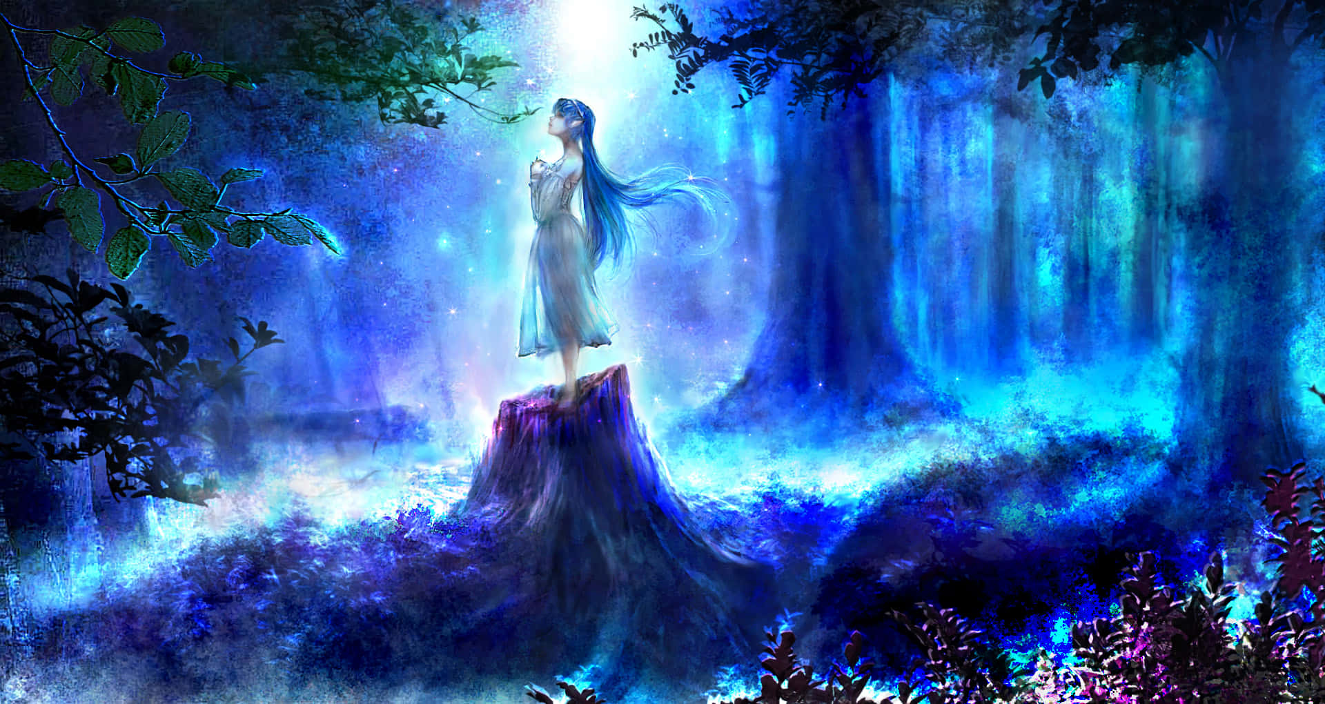 Night Forest 桌布 壁紙 — 一位閃耀著藍色光芒、身穿飄逸長裙的藍髮女子，站在神秘森林中被空靈藍光籠罩的樹樁上。
