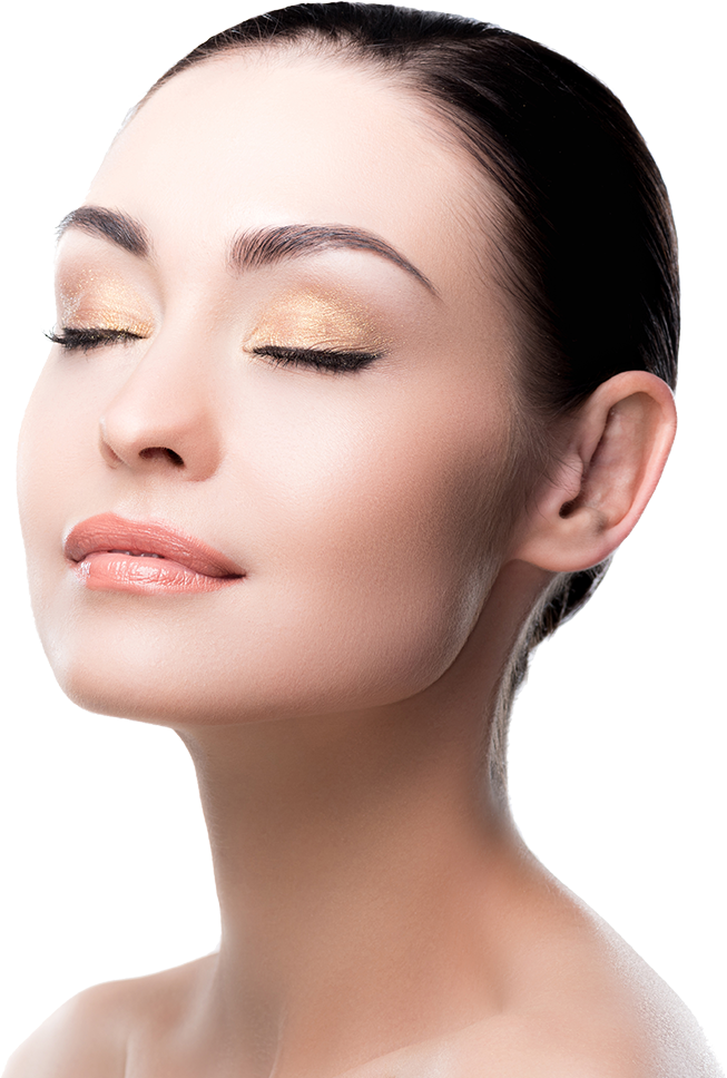 Eyebrow 桌布 壁紙 — 一位閉上眼睛、塗上金色眼影的寧靜女性，在柔和的白色背景前散發出平靜的優雅氣質。
