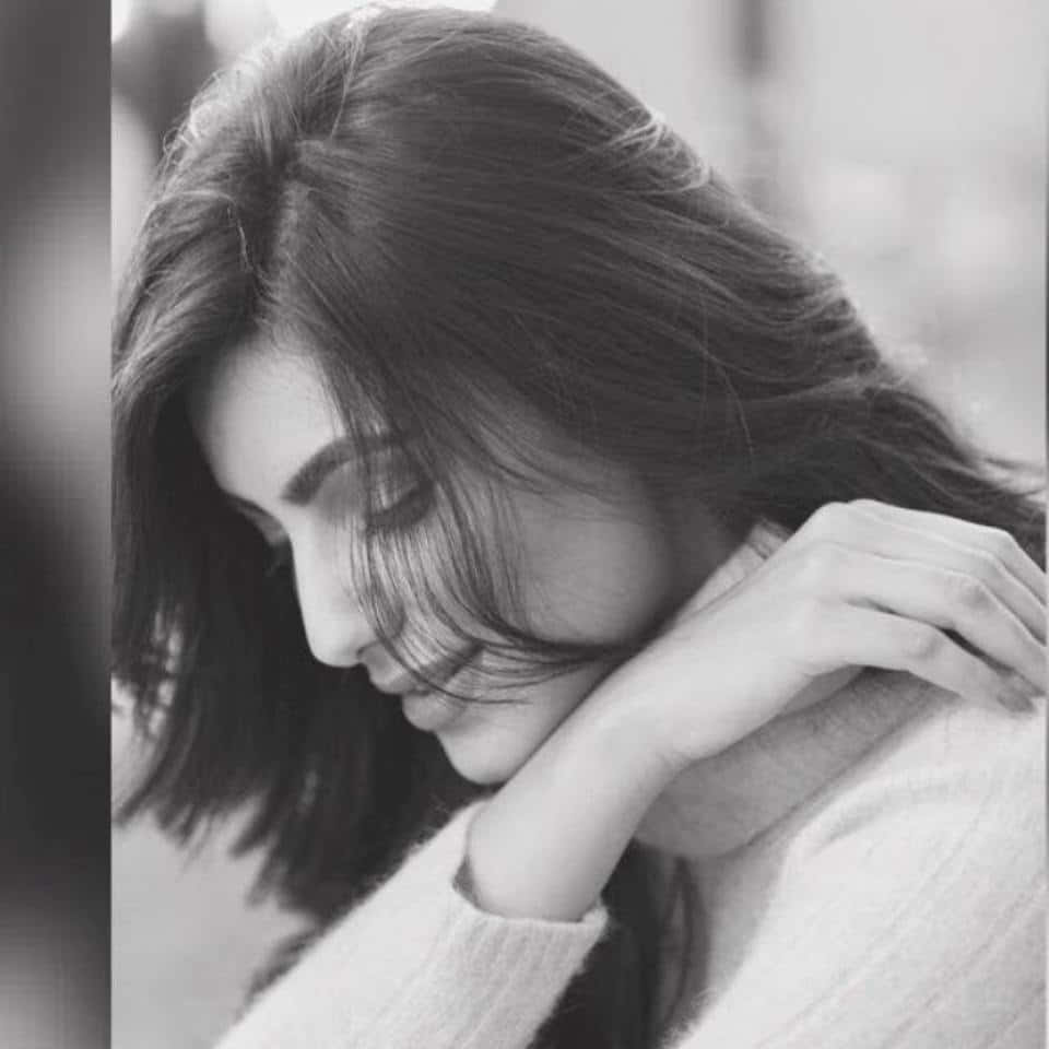 smiling 桌布 壁紙 — 一位閉上眼睛、將頭靠在手上、沉思姿勢的女性的黑白肖像。