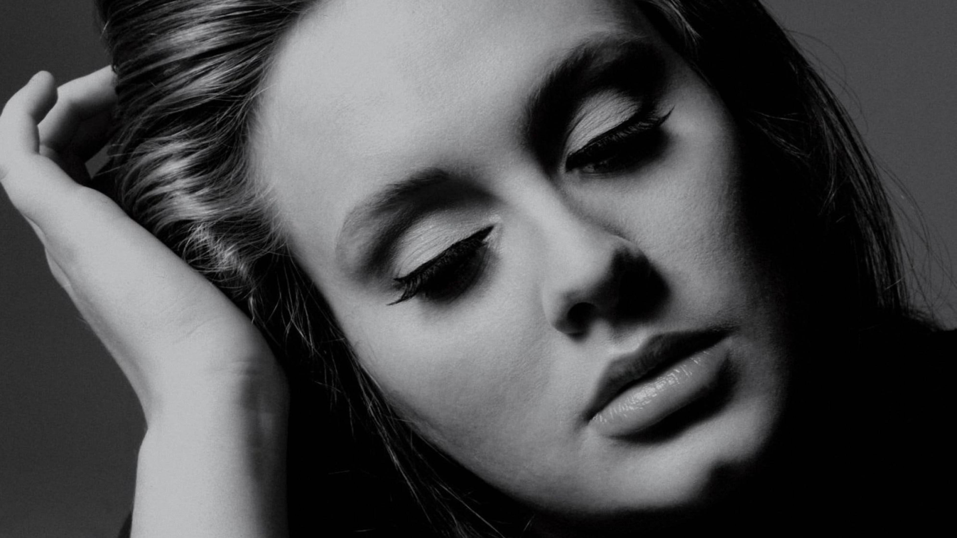 Adele 桌布 壁紙 — 一位閉著眼睛、頭靠手休息、姿態寧靜的女性的黑白特寫。