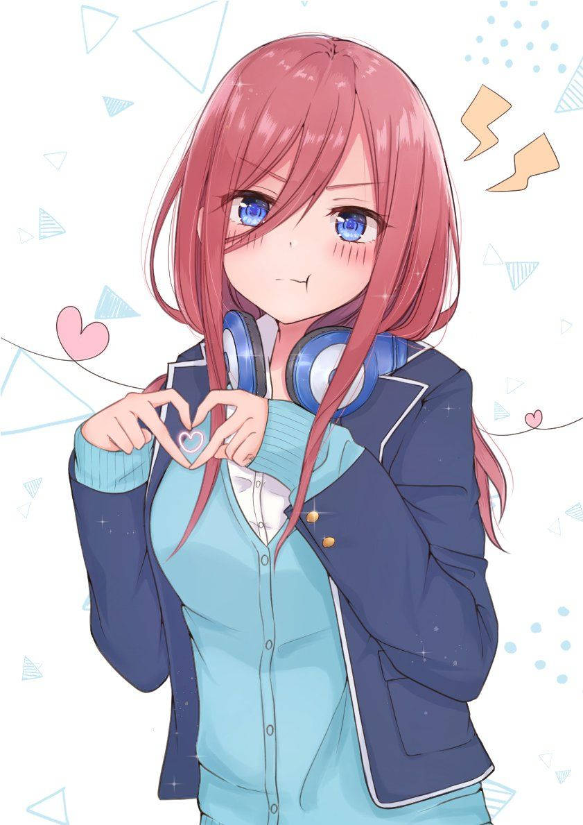 miku 桌布 壁紙 — 一位開心的動漫女孩，粉紅色頭髮和藍色眼睛，戴著耳機，用雙手比出心形，背景是俏皮的幾何圖案。