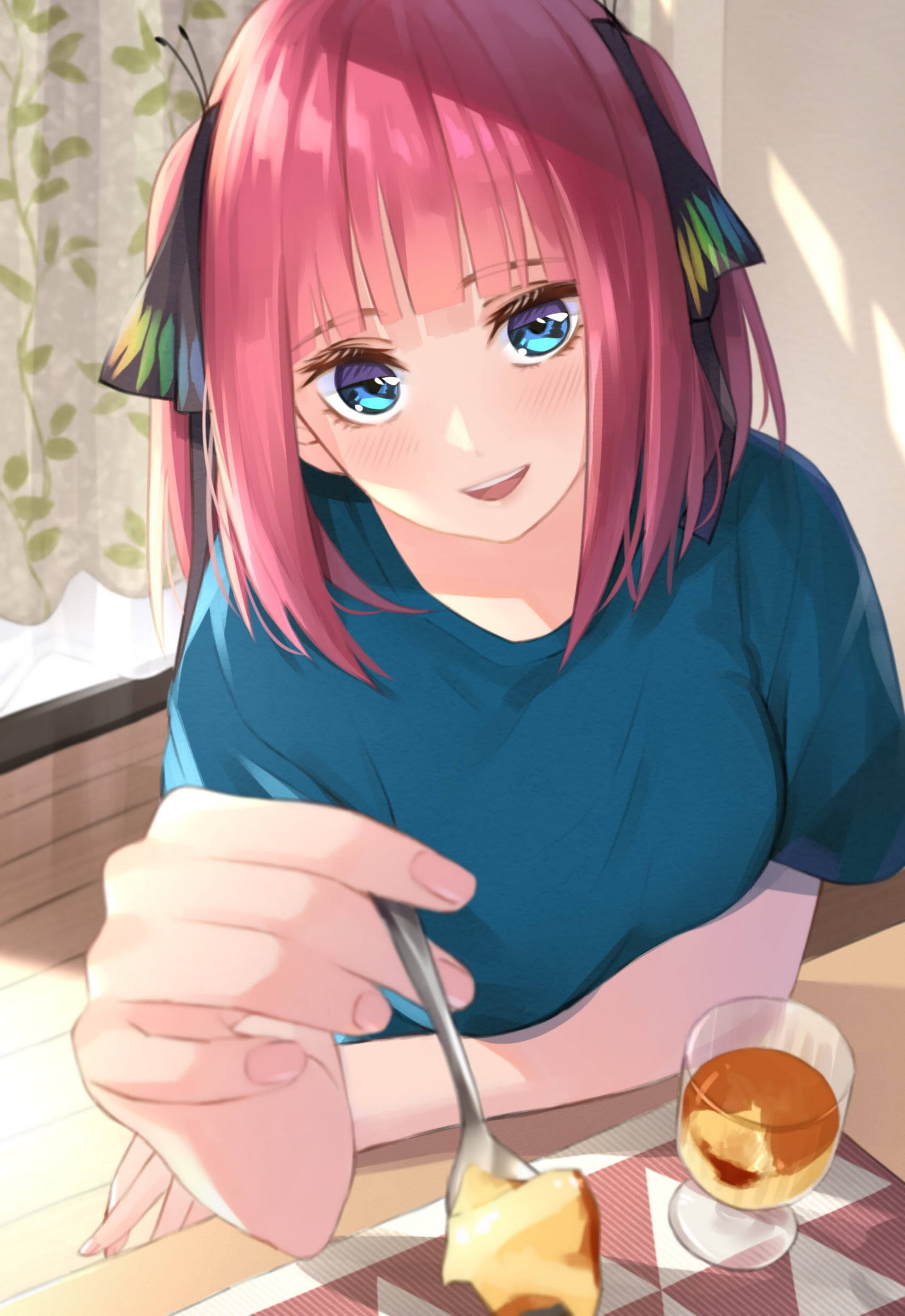 動漫 桌布 壁紙 — 一位開心的動漫女孩，粉紅色頭髮配上蝴蝶夾，在陽光灑落的桌子旁享用甜品。