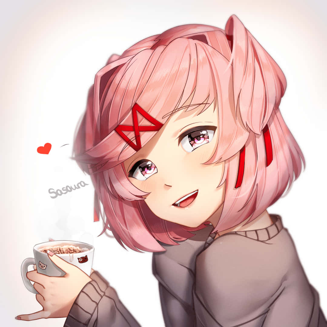 Doki Doki 桌布 壁紙 — 一位開心的動漫女孩，粉紅色頭髮配紅色點綴，微笑著拿著一杯冒煙的熱巧克力。