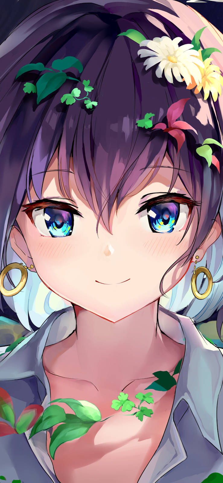 紫色頭髮和藍色眼睛的動漫女孩，頭髮上有花，微笑著。 — 4K 動漫手機壁紙 壁紙