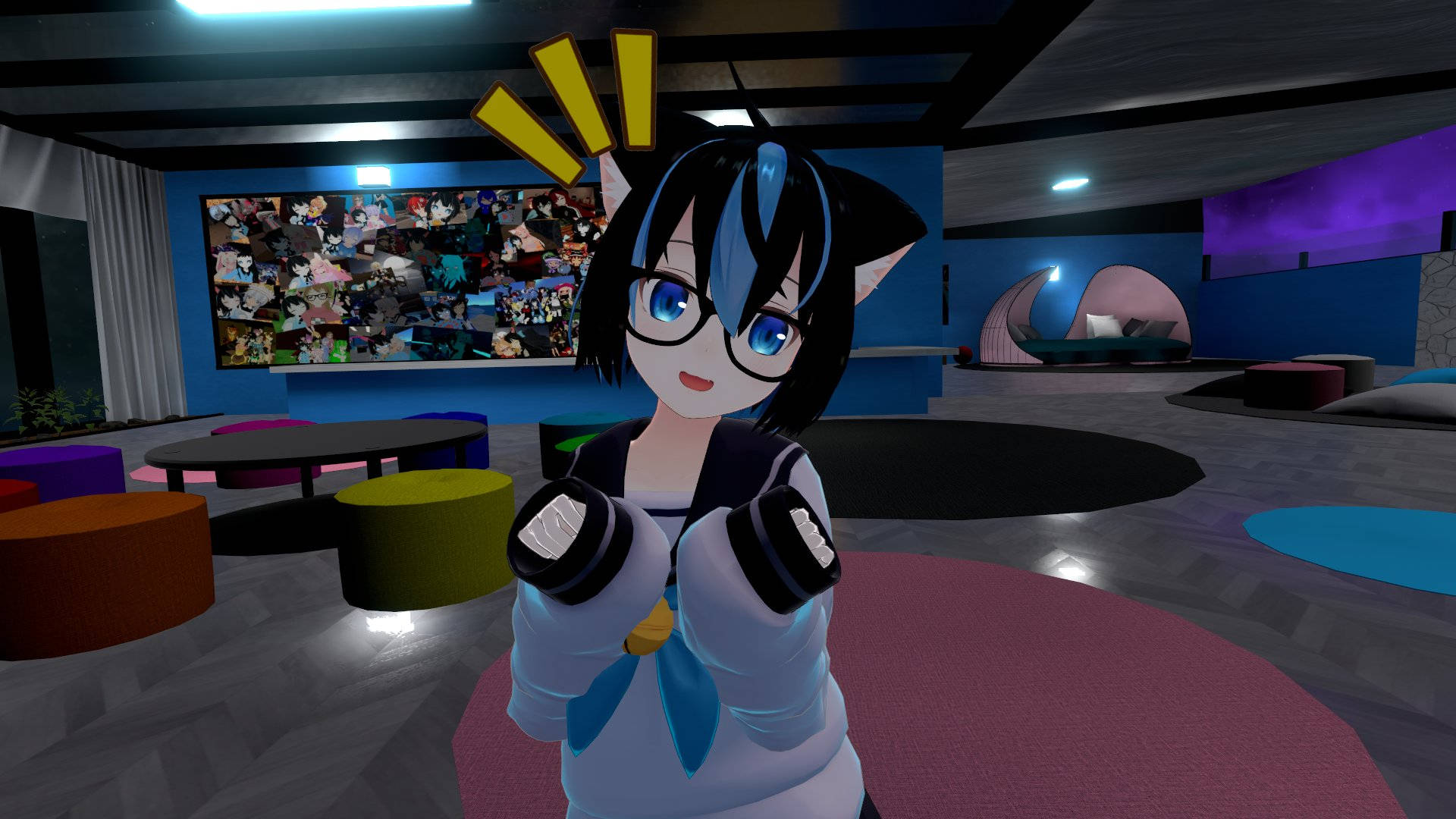 vrchat 桌布 壁紙 — 一位開心的動漫女孩，藍色頭髮戴眼鏡，在色彩繽紛的現代遊戲廳裡拿著啞鈴。