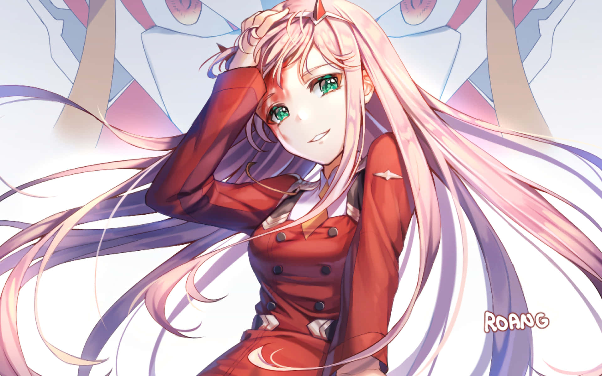 DARLING in the FRANXX 桌布 壁紙 — 一位開心的動漫女孩，長長的粉紅色頭髮和綠色眼睛，穿著紅色制服，在風格化的幾何背景前微笑。