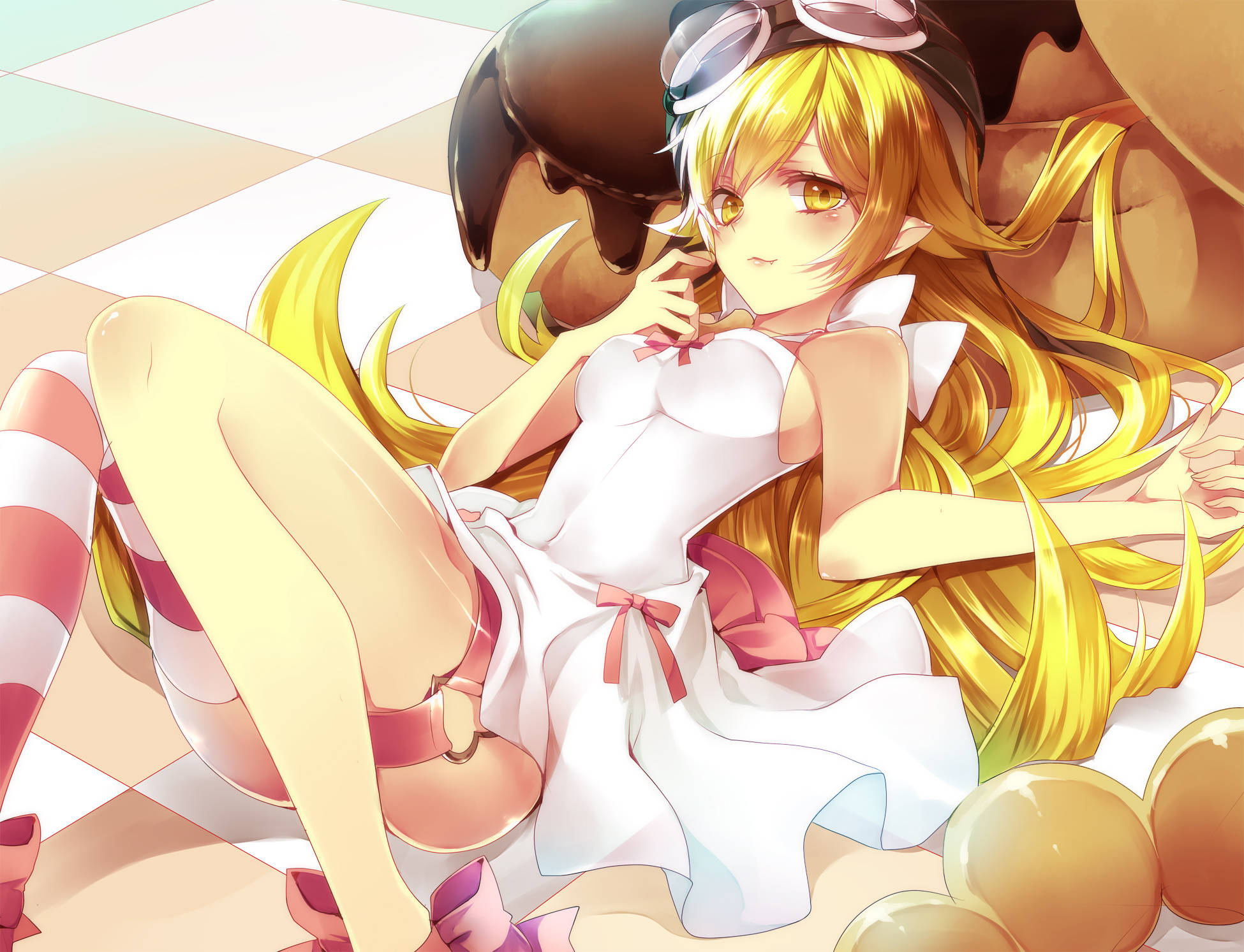 Monogatari 桌布 壁紙 — 一位開心的動漫女孩，長長的金髮，躺在格子地板上，周圍是巨大的巧克力美食。