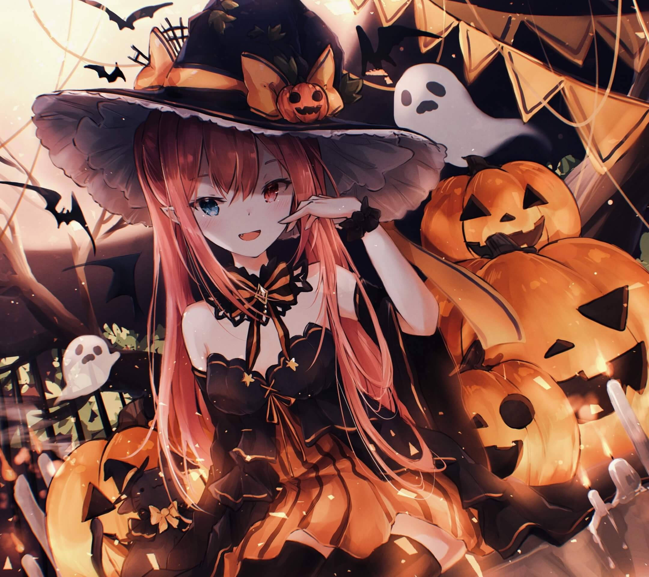 Anime Halloween 桌布 壁紙 — 一位開心的動漫女巫，粉紅色頭髮，戴著南瓜帽，在發光的傑克南瓜燈和漂浮的鬼魂中微笑。