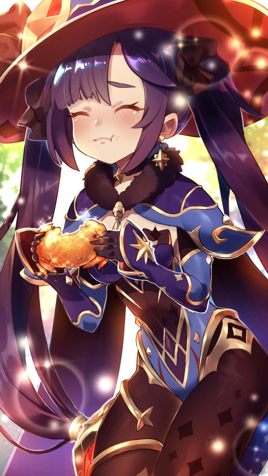 Genshin Impact Mona 桌布 壁紙 — 一位開心的動漫女巫，紫色頭髮，戴著寬邊帽，手持發光的金色球體，周圍有閃爍的光芒漂浮。