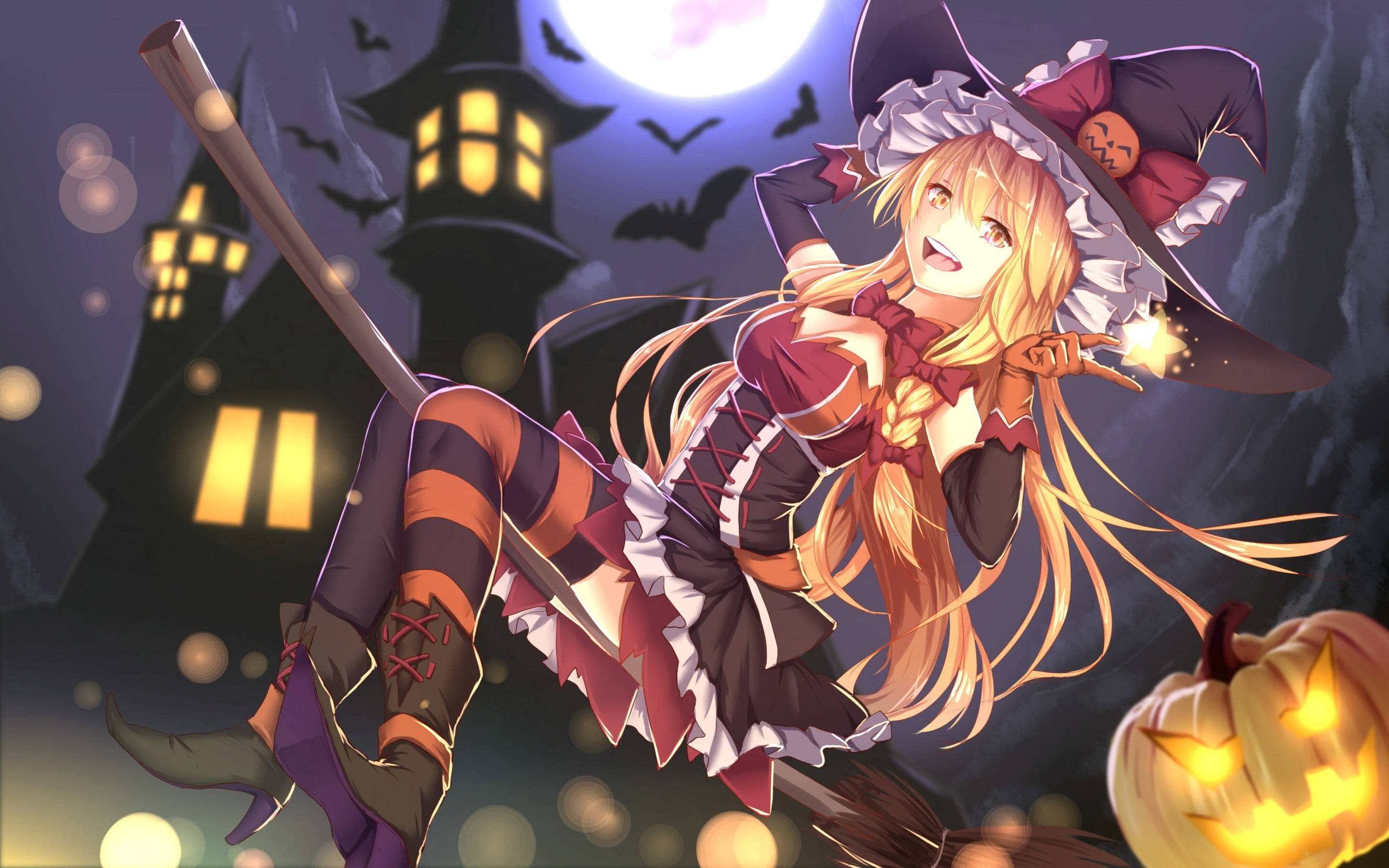 Anime Halloween 桌布 壁紙 — 一位開心的動漫女巫，金色長髮，騎著掃帚飛過發光的南瓜燈和鬼屋，背景是滿月。