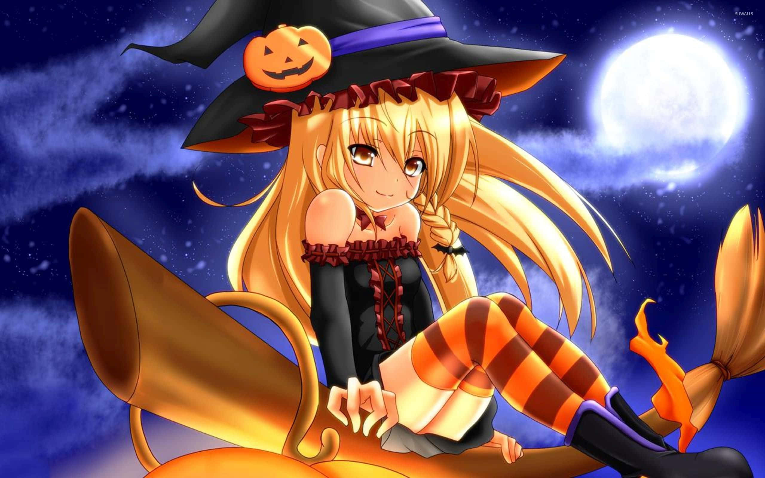 Witches Broom 桌布 壁紙 — 一位開心的動漫女巫，金髮，戴著南瓜帽，坐在掃帚上，滿月之下。