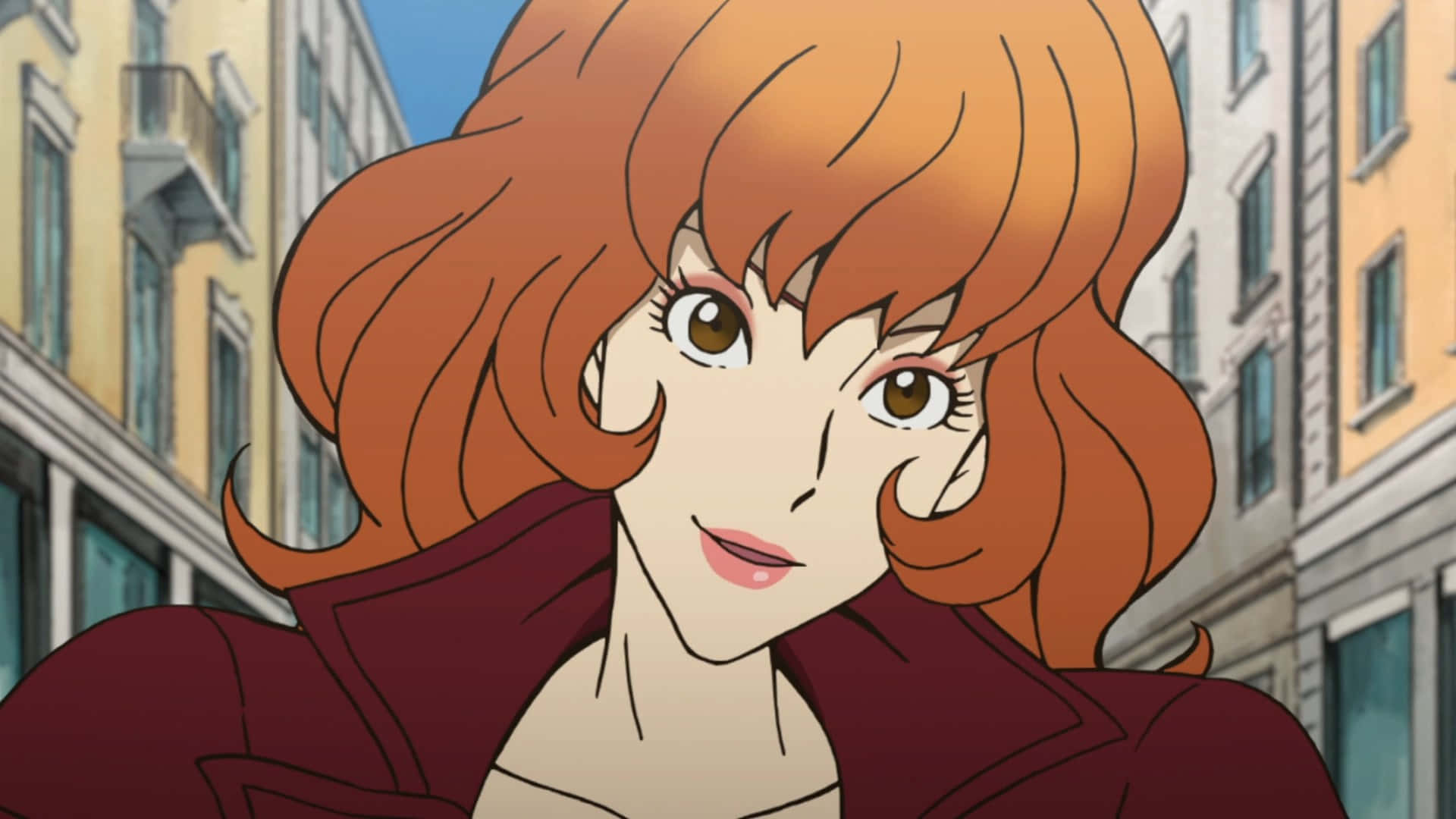 Mine Fujiko 桌布 壁紙 — 一位開心的動漫女性，橙色頭髮，穿著紅色外套，在陽光明媚的歐洲城市街道上微笑。
