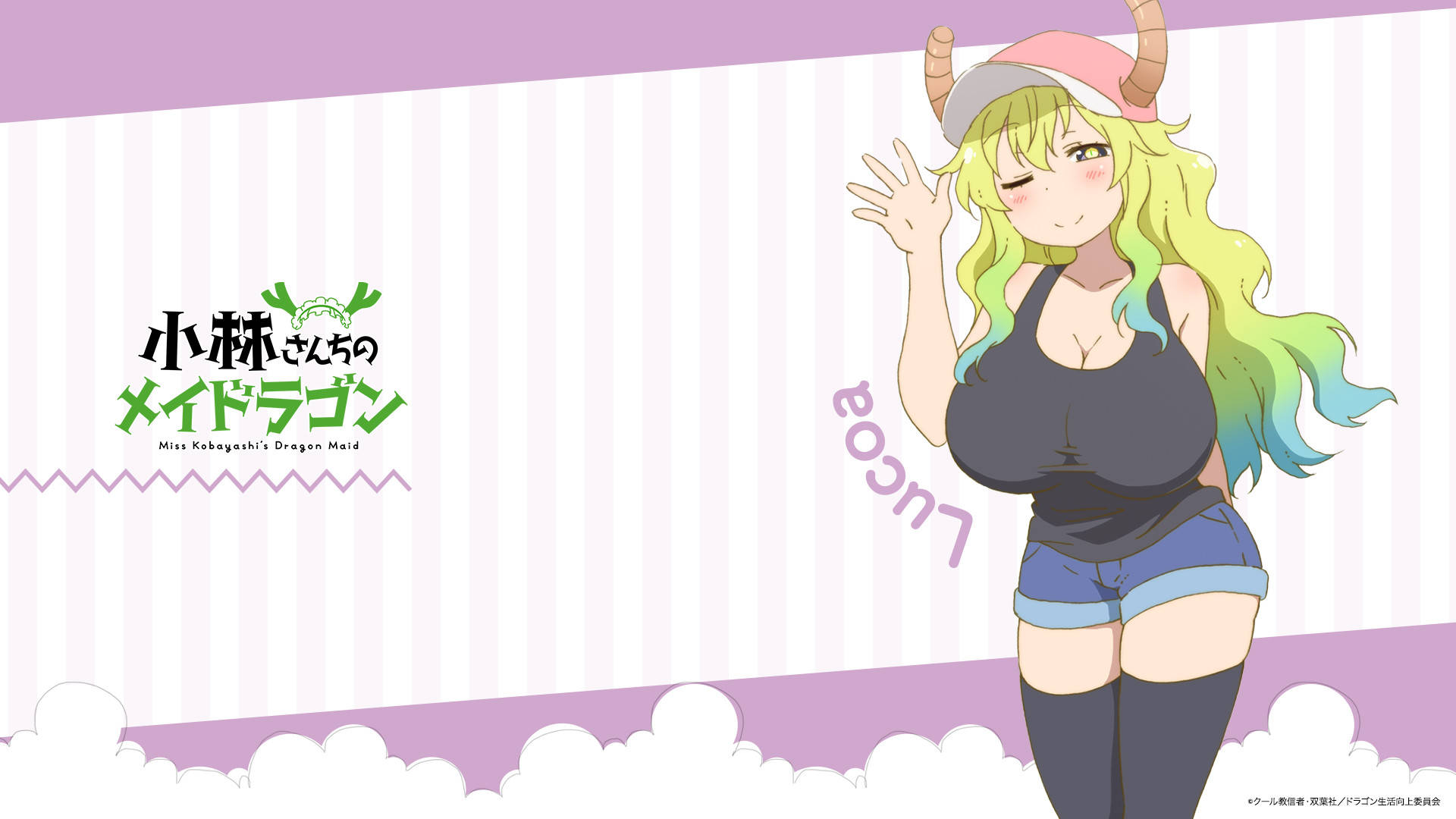 Lucoa 桌布 壁紙 — 一位開心的動漫龍女，擁有綠色和藍色頭髮，在帶有雲朵圖案的粉彩條紋背景上揮手。
