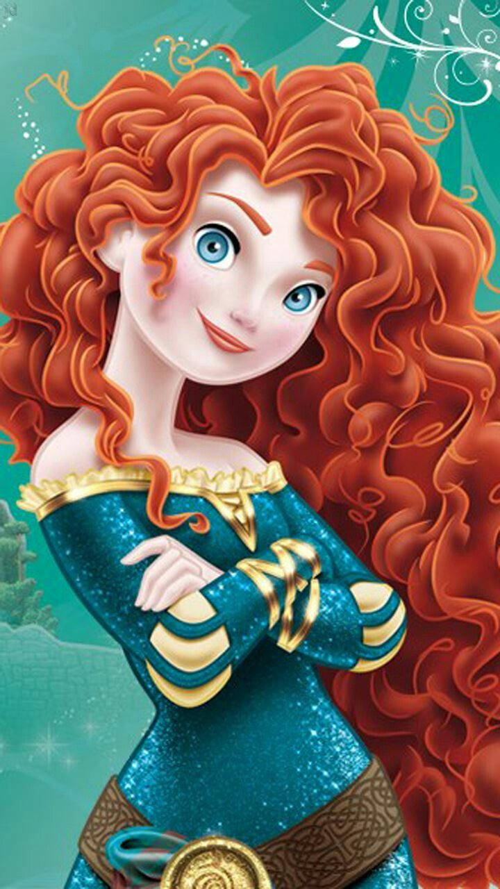 Disney Brave 桌布 壁紙 — 一位開心的動畫公主，擁有火紅的捲髮和藍色的眼睛，穿著閃閃發光的青綠色連衣裙，自信地微笑。