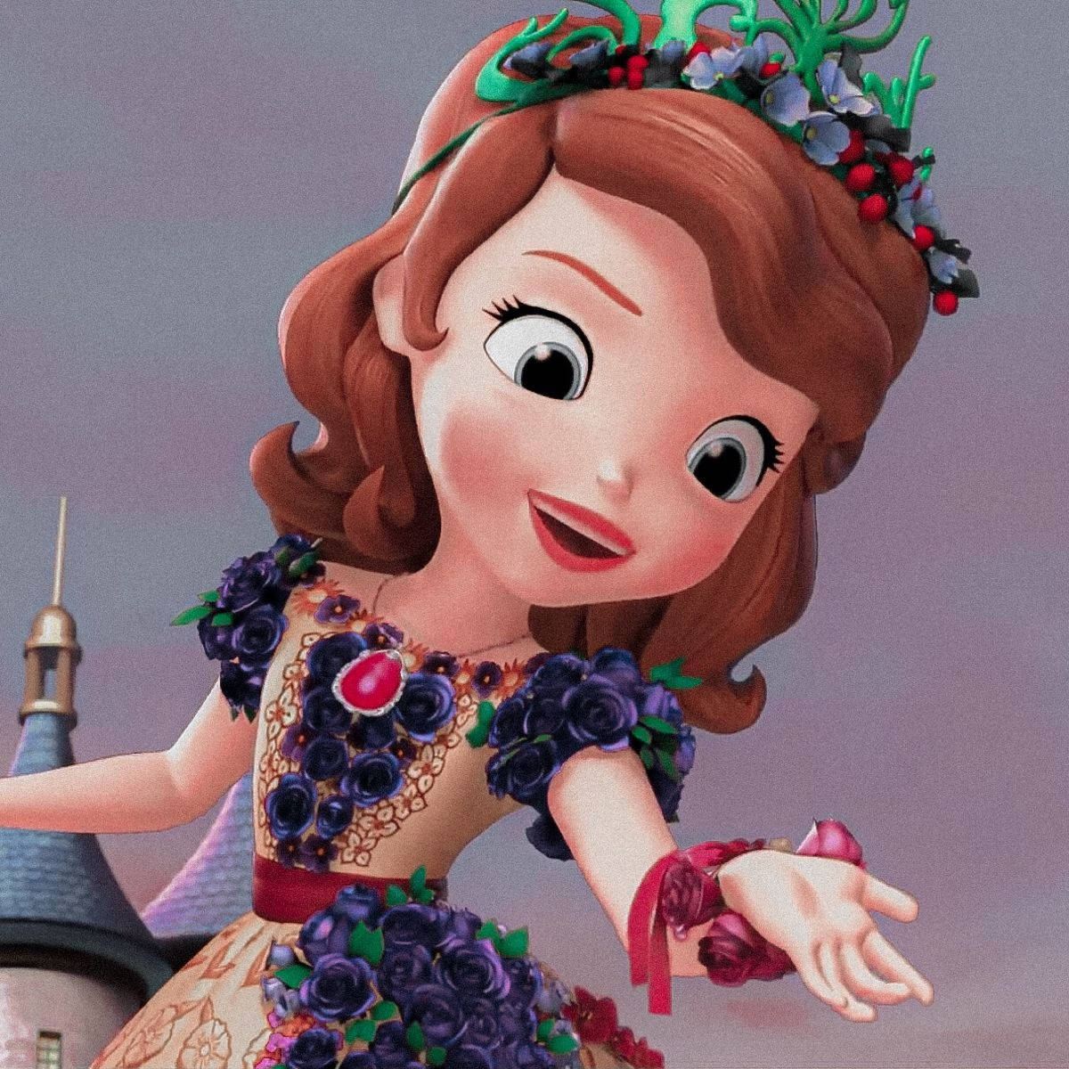 Princess 桌布 壁紙 — 一位開心的動畫公主，棕色頭髮，戴著花冠，穿著紫色玫瑰裙，在城堡背景下微笑。
