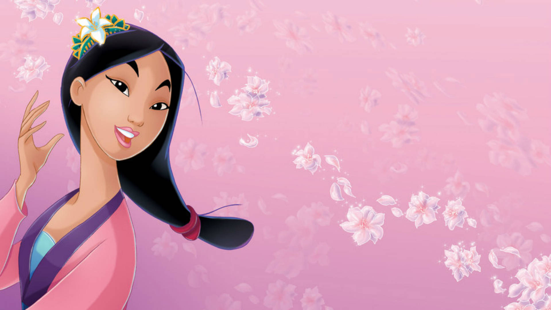 Mulan 桌布 壁紙 — 一位開心的動畫公主，黑髮戴著花冠，在柔和的粉紅色背景中微笑，粉紅色的櫻花飄落在她周圍。