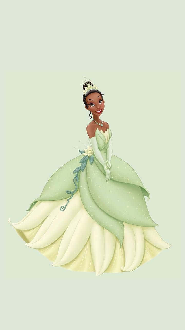 Princess Tiana 桌布 壁紙 — 一位開心的動畫公主穿著飄逸的綠色和奶油色長裙，在柔和的薄荷色背景前微笑。