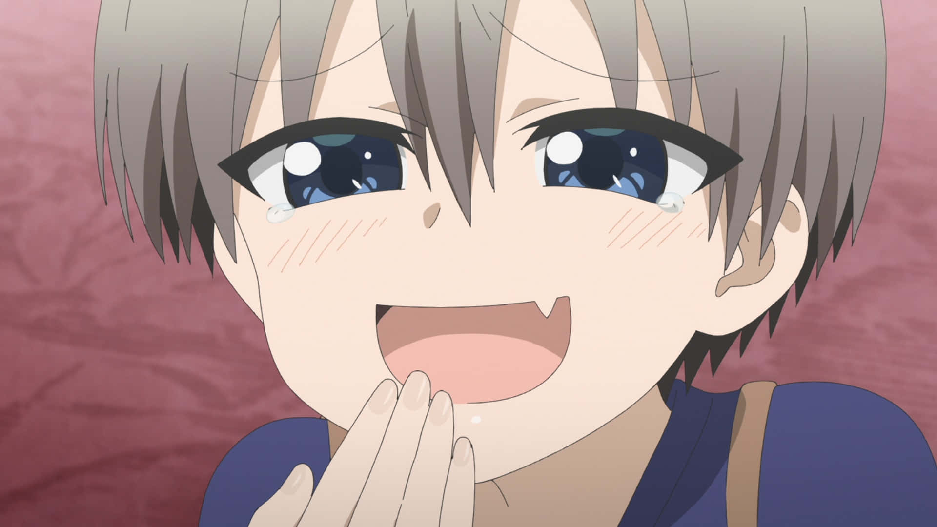 Uzaki Chan 桌布 壁紙 — 一位開心的動畫女孩，灰色頭髮和藍色眼睛，一邊擦去臉頰上的淚水，一邊洋溢著喜悅。