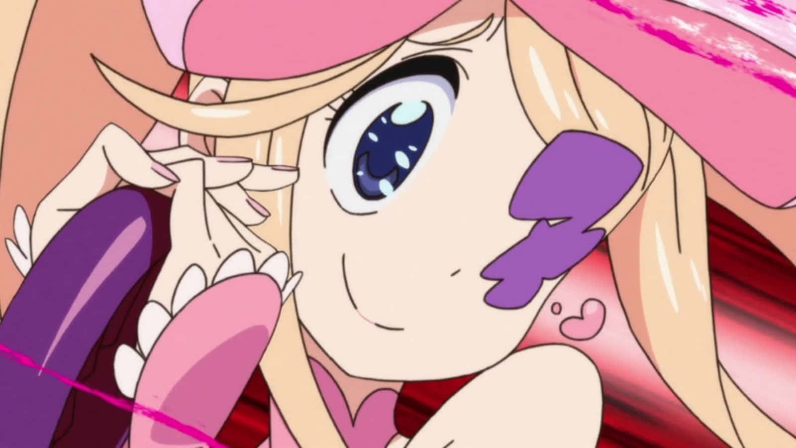 Nui Harime 桌布 壁紙 — 一位開心的動畫女孩，金髮藍眼，微笑著將紫色物體靠近臉龐。
