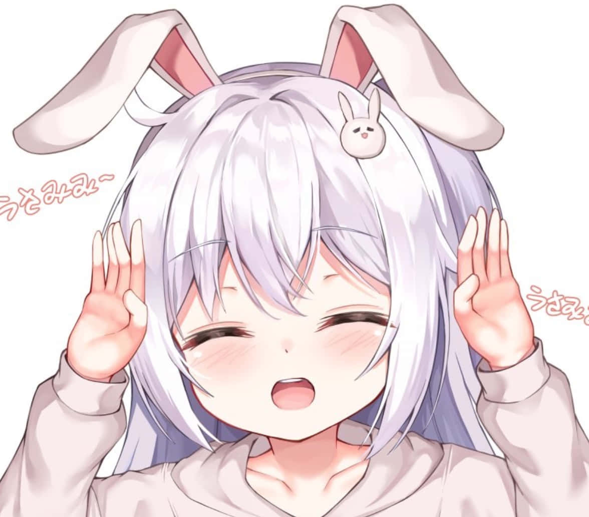 Discord Anime Pfp 桌布 壁紙 — 一位開心的動畫女孩，銀色頭髮和兔耳朵，在純白背景前開心地揮動雙手。