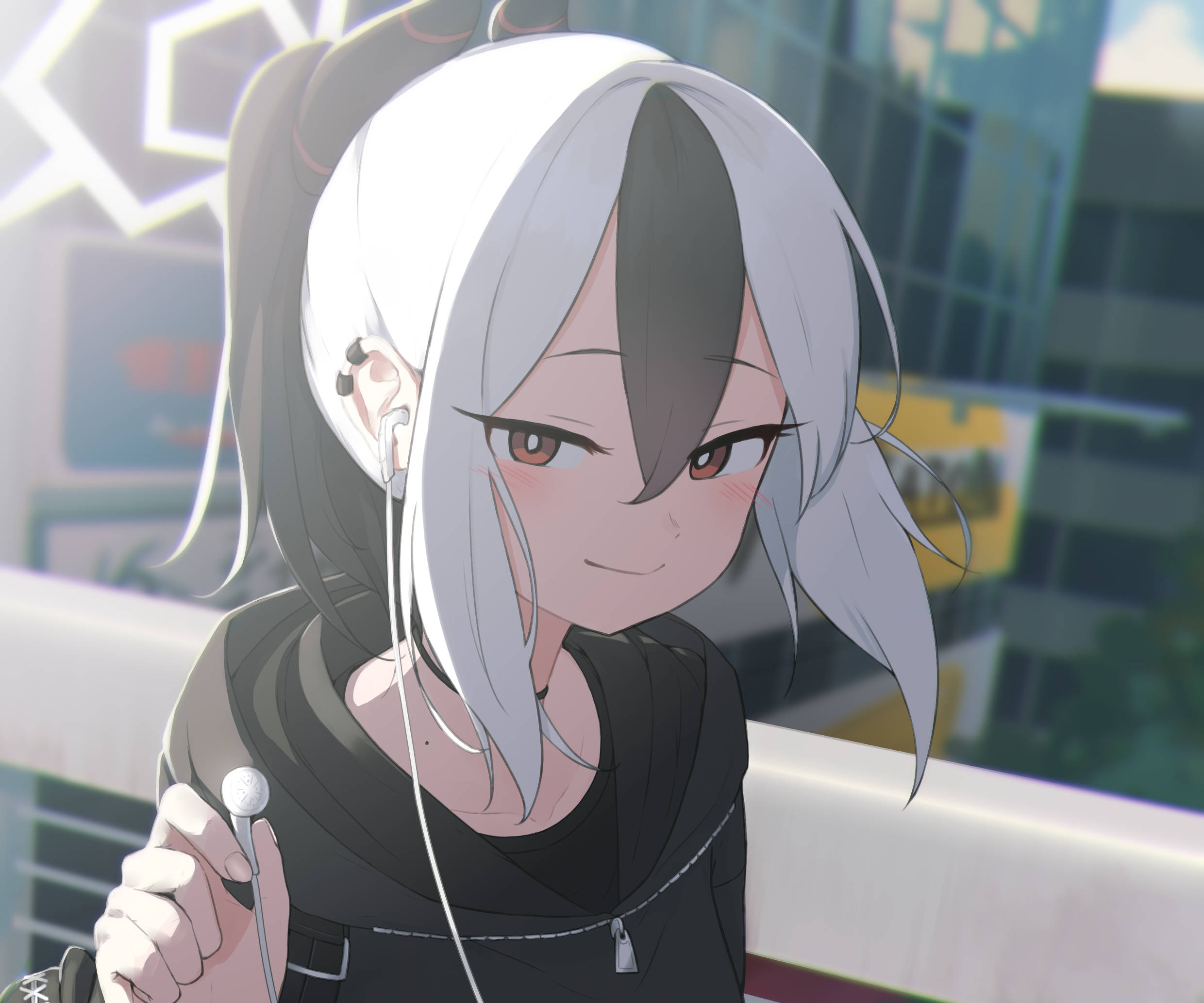 電玩遊戲 桌布 壁紙 — 一位開心的動畫女孩，銀黑雙色頭髮，微笑著手持麥克風，戴著耳機，背景是模糊的城市景色。
