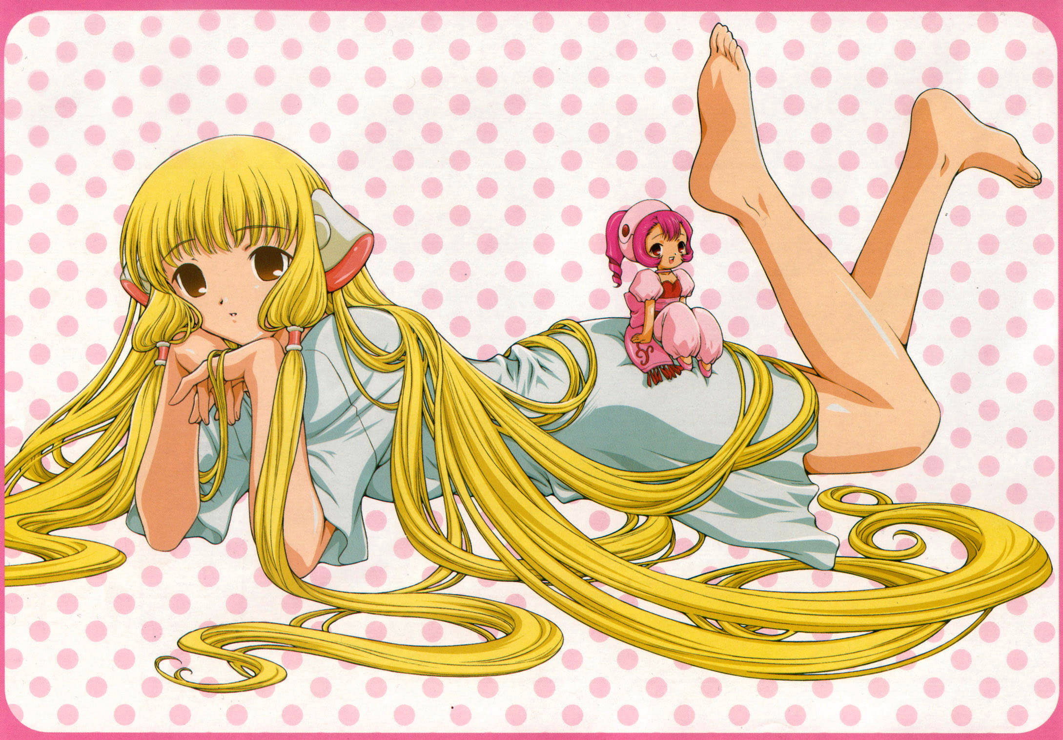 Chobits 桌布 壁紙 — 一位開心的動畫女孩，長長的金色頭髮，在粉紅色圓點背景上休憩，一隻粉紅色小生物棲息在她的臀部上。