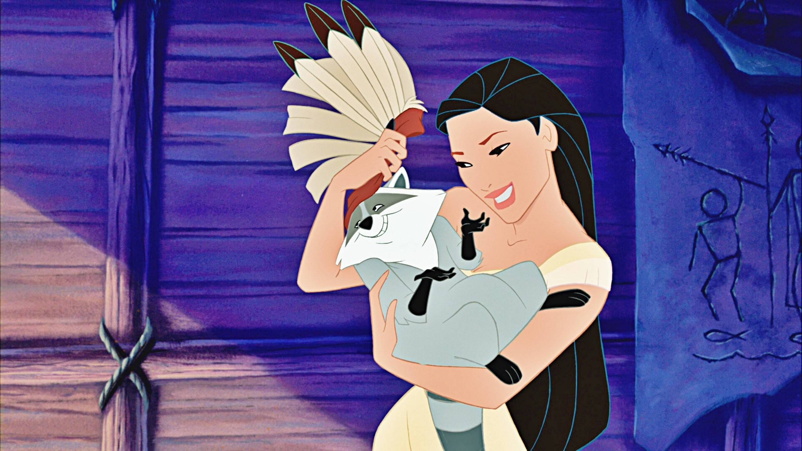 Pocahontas 桌布 壁紙 — 一位開心的動畫女性，深色頭髮，抱著一隻戴著羽毛頭飾的浣熊，背景是紫色木質背景。