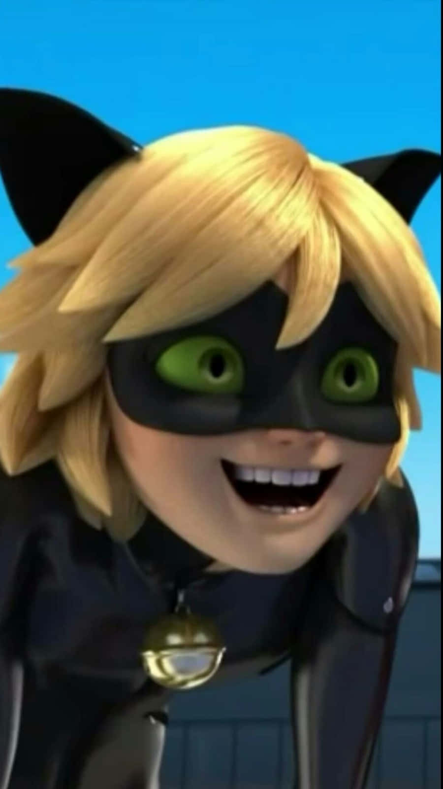 Funny Miraculous 桌布 壁紙 — 一位開心的動畫貓女英雄，金髮綠眼，戴著黑色面具，在清澈的藍天下燦爛微笑。