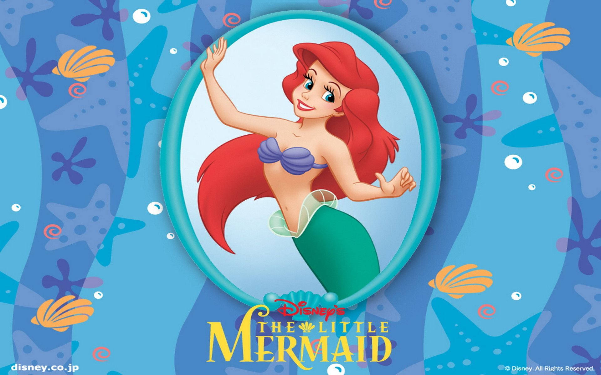 The Little Mermaid 桌布 壁紙 — 一位開心的紅髮美人魚，穿著紫色上衣和綠色尾巴，在一個藍綠色橢圓框內微笑，背景是藍色海底，有海星和貝殼。