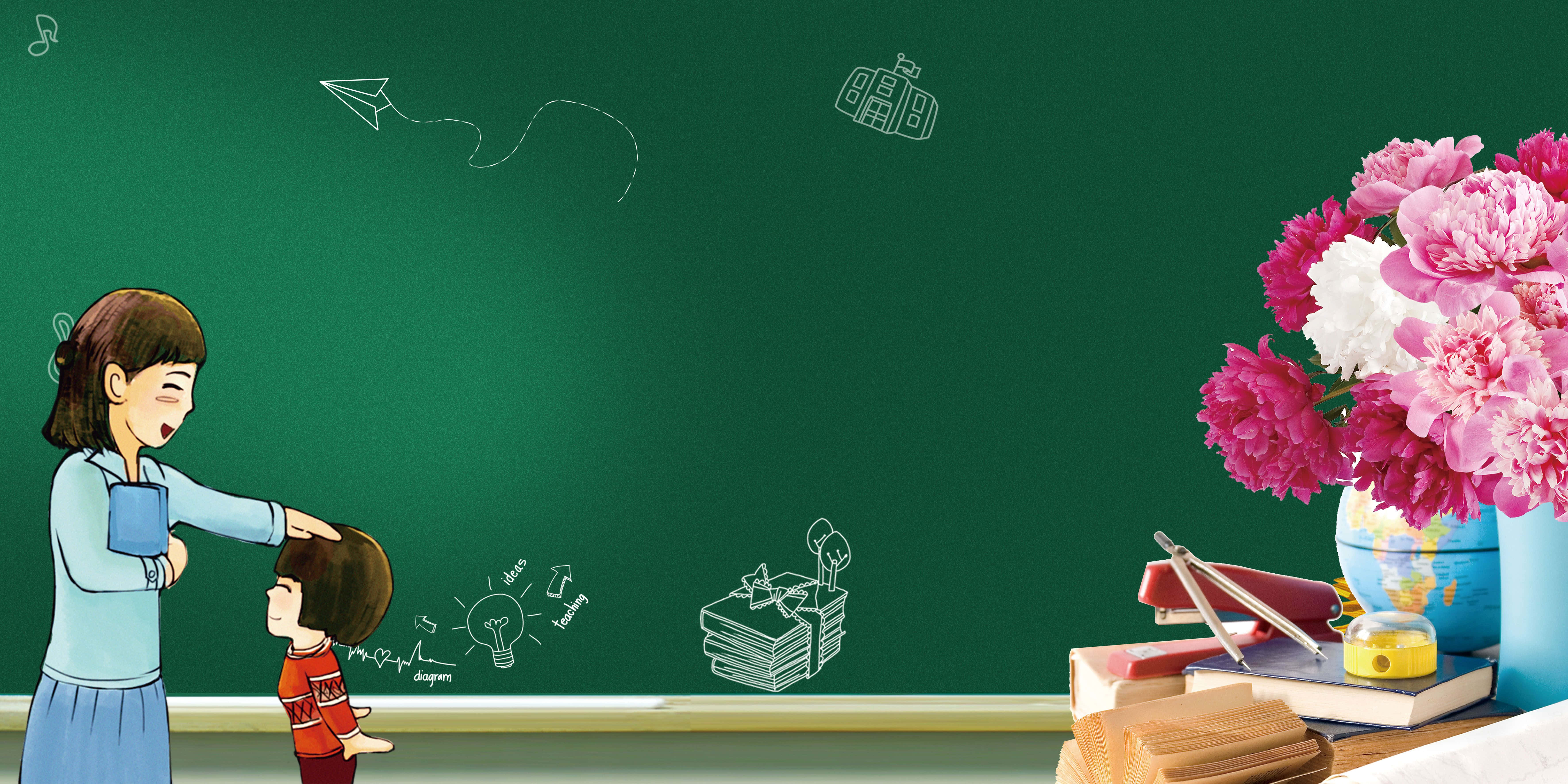 teachers 桌布 壁紙 — 一位開心的老師在綠色黑板前輕輕拍著一個孩子的頭，黑板上充滿了奇思妙想的圖畫，附近花瓶裡有鮮豔的粉紅色花朵。