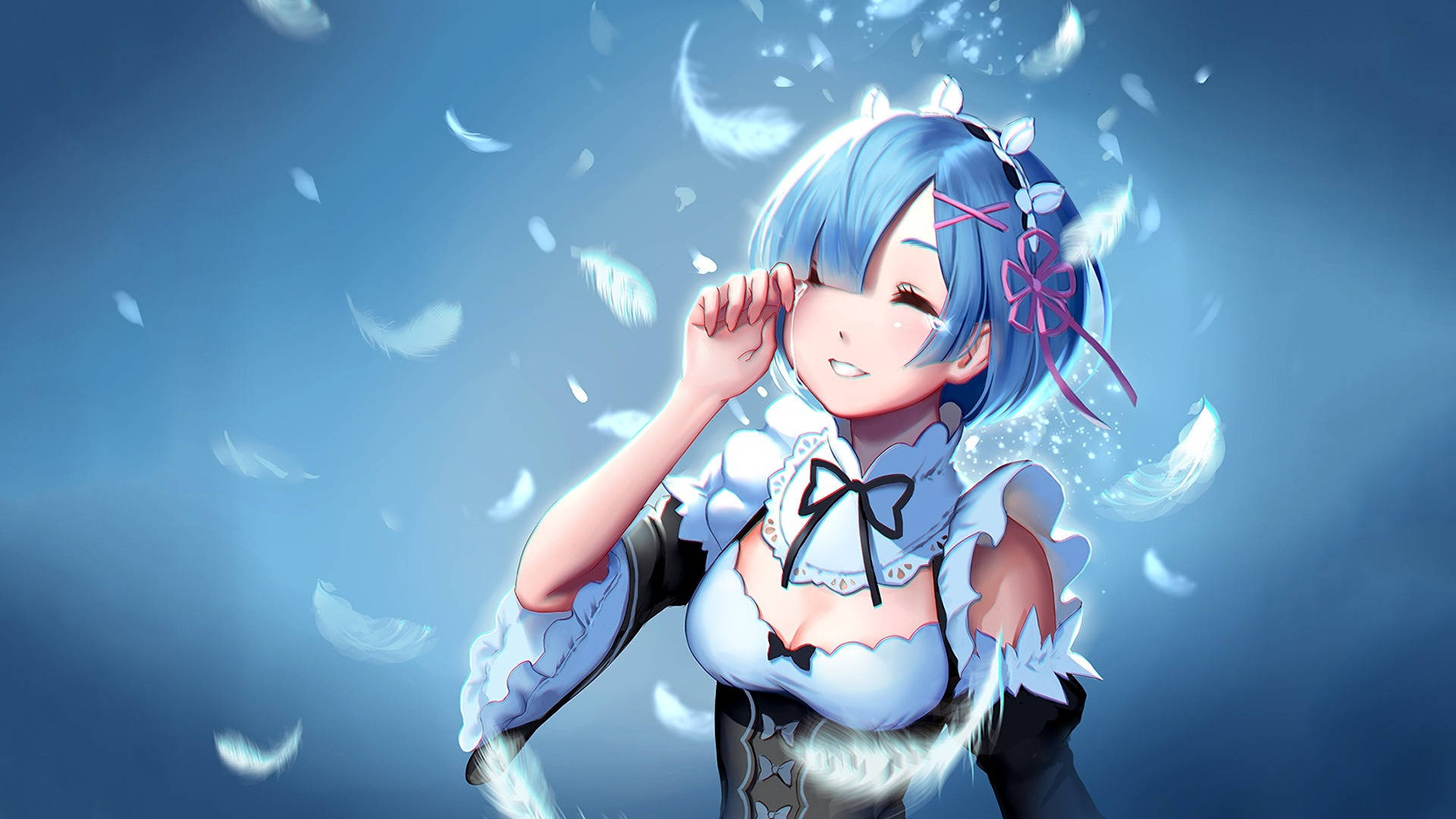 Smile 桌布 壁紙 — 一位開心的藍髮女僕裝動畫女孩微笑，白色羽毛在她周圍飄浮，背景是柔和的藍色。