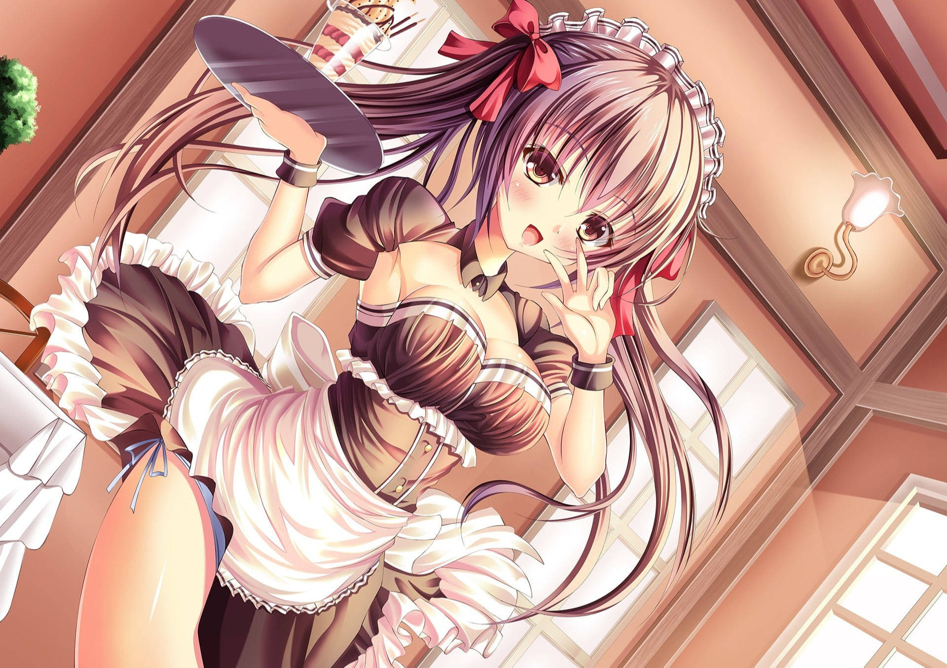 Sexy Anime 桌布 壁紙 — 一位開朗的動漫女僕，長長棕色頭髮和紅色蝴蝶結，拿著托盤，在溫暖的房間裡俏皮地擺姿勢。