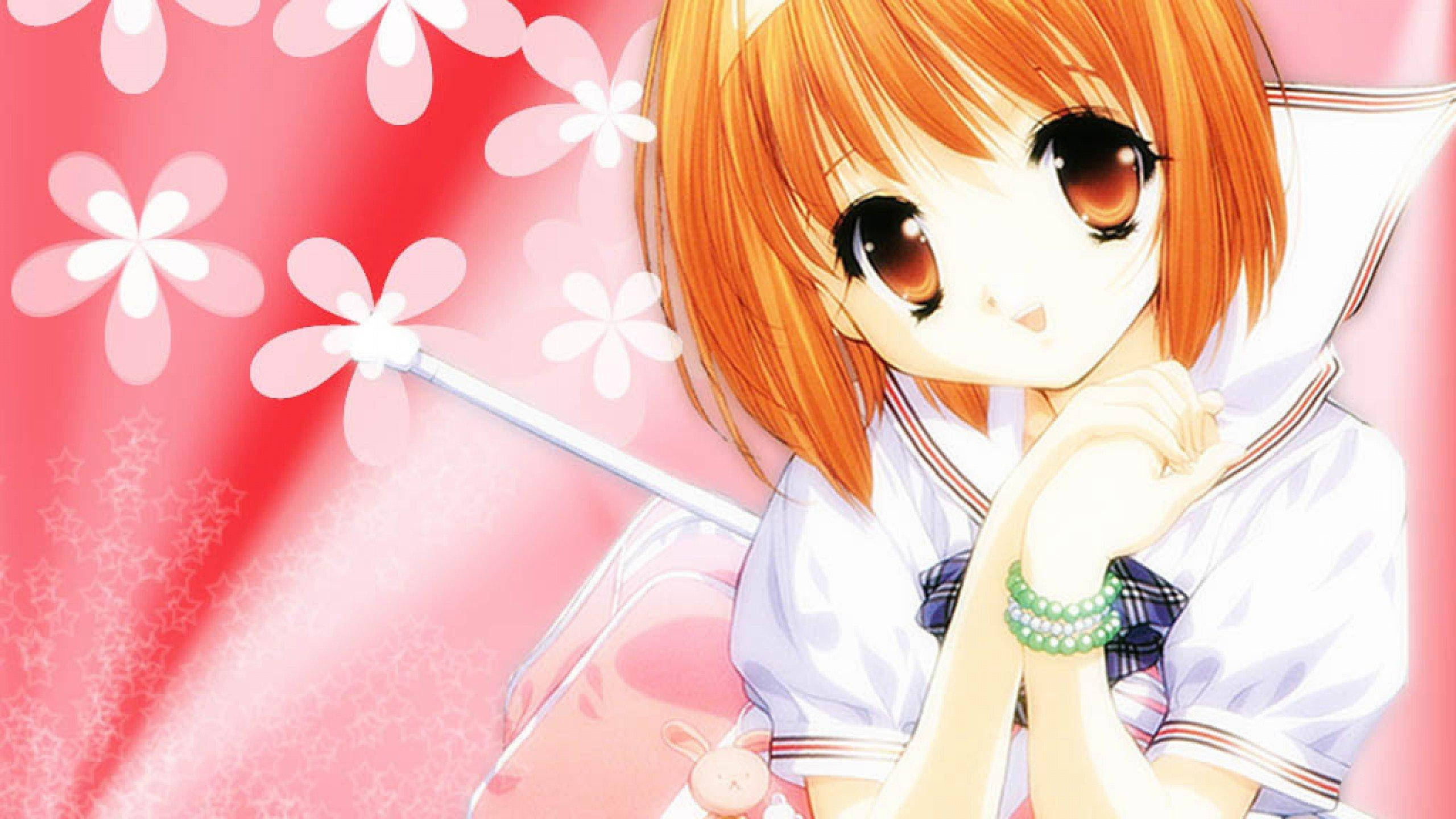 Kawaii Anime 桌布 壁紙 — 一位開朗的動漫女孩，擁有橙色頭髮和棕色眼睛，手持白色雨傘，在充滿活力的粉紅色花卉背景前溫柔微笑。