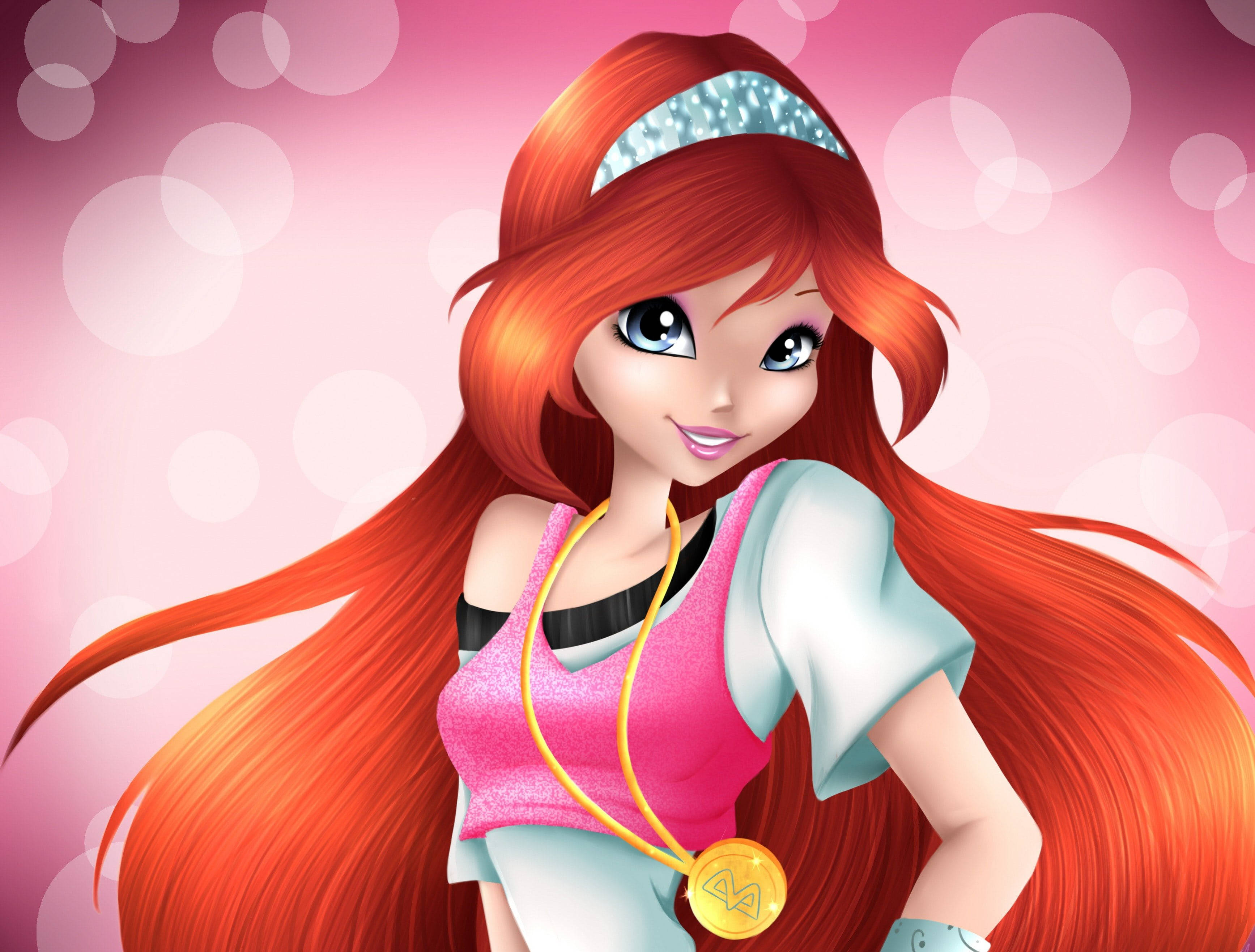 Pretty Girl Cartoon 桌布 壁紙 — 一位開朗的動漫女孩，擁有火紅的頭髮和金牌，在柔和的粉紅色散景背景前微笑。