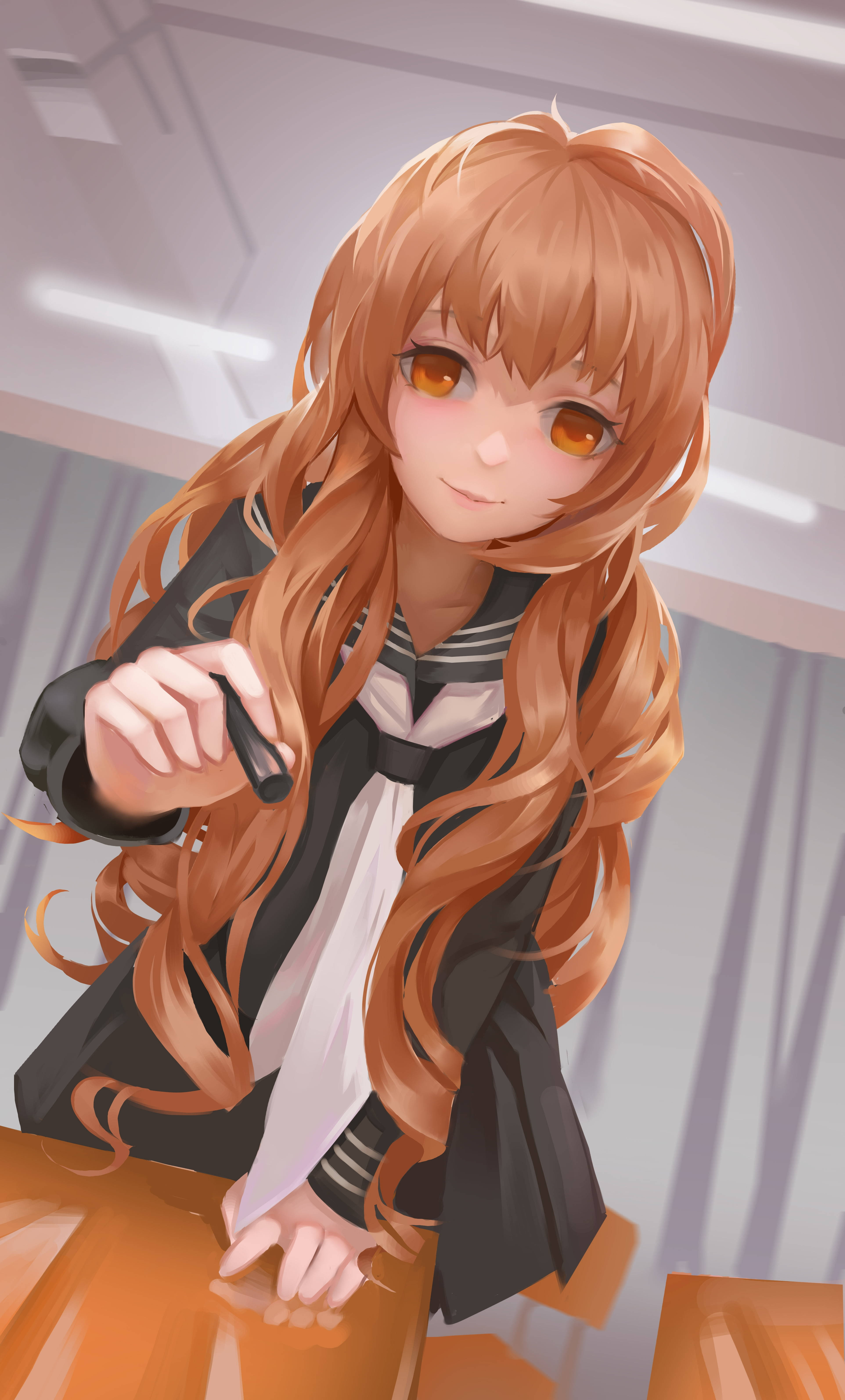 動漫女孩 桌布 壁紙 — 一位開朗的動漫女孩，擁有長長的橙色頭髮和溫暖的眼神，在現代教室裡微笑著拿著筆。