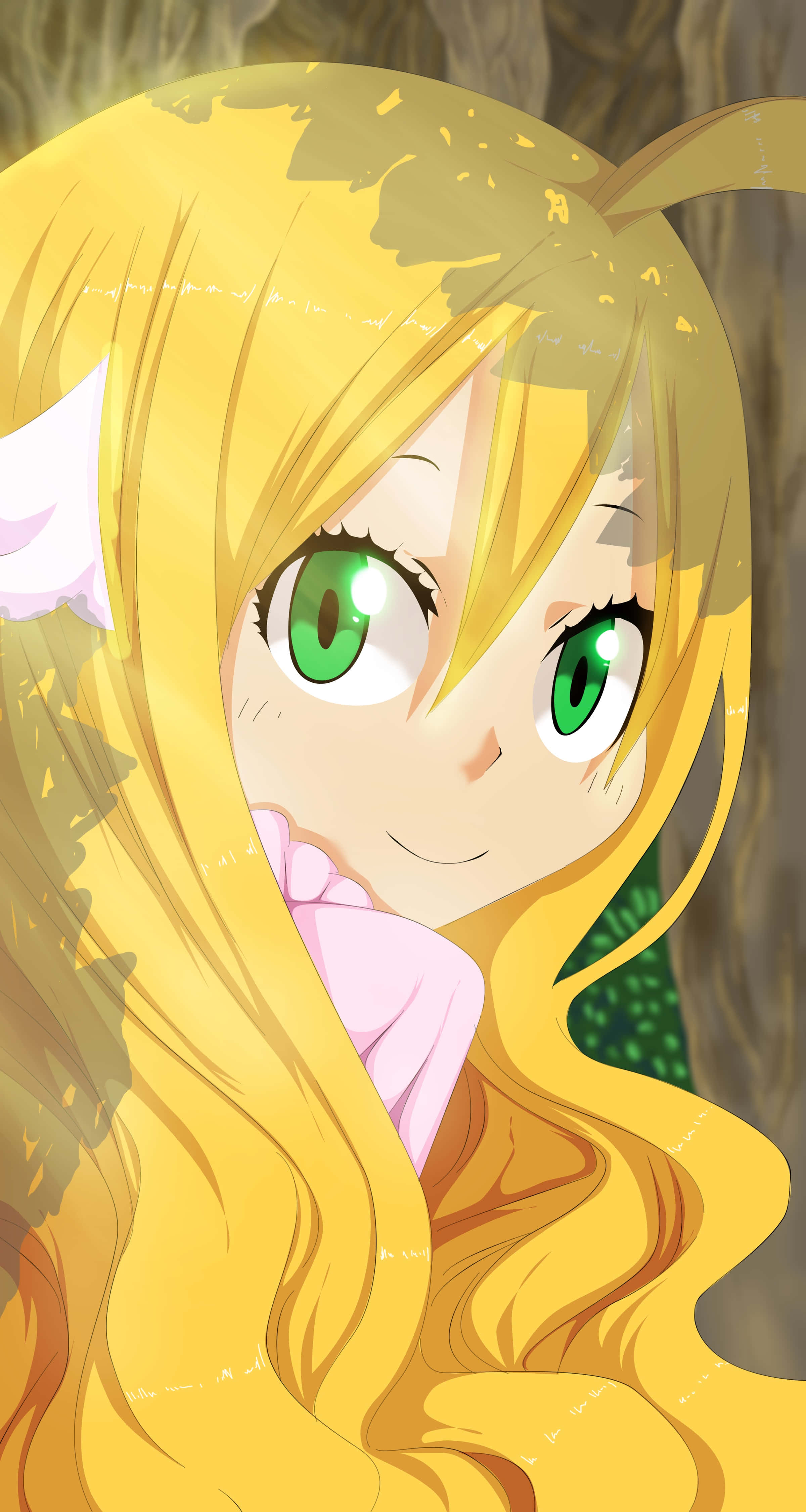 Mavis Vermillion 桌布 壁紙 — 一位開朗的動漫女孩，擁有長長的金色頭髮和明亮的綠色眼睛，從樹葉後面輕輕探出頭來微笑。