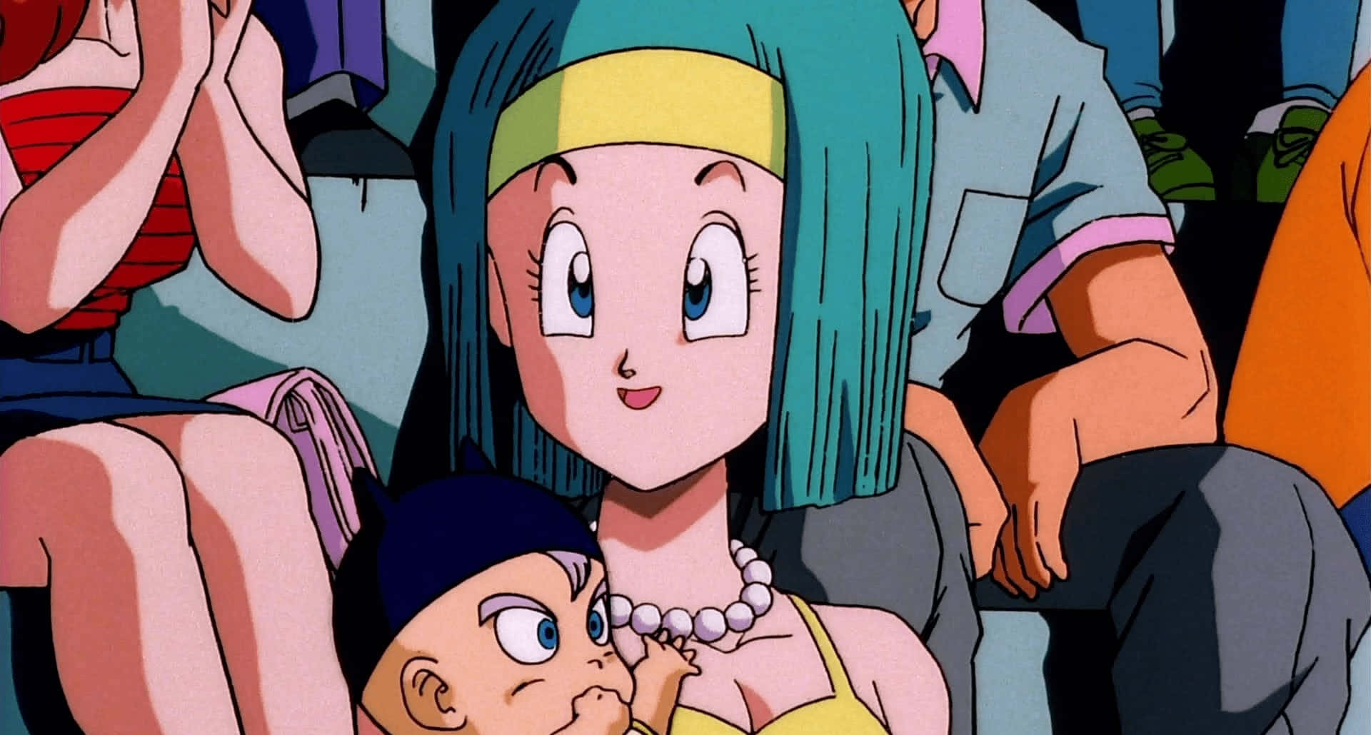 Vegeta's Family 桌布 壁紙 — 一位開朗的動漫女孩，擁有青綠色頭髮和黃色頭帶，坐在人群中抱著一個嬰兒。