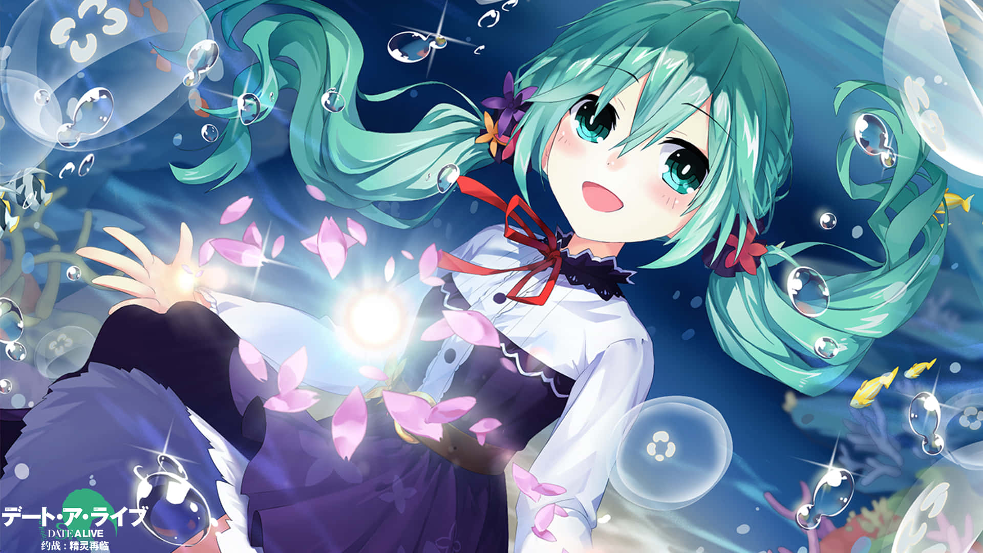Date A Live 桌布 壁紙 — 一位開朗的動漫女孩，擁有青色頭髮和藍色眼睛，在水下微笑，周圍環繞著氣泡和漂浮的粉紅色花瓣。