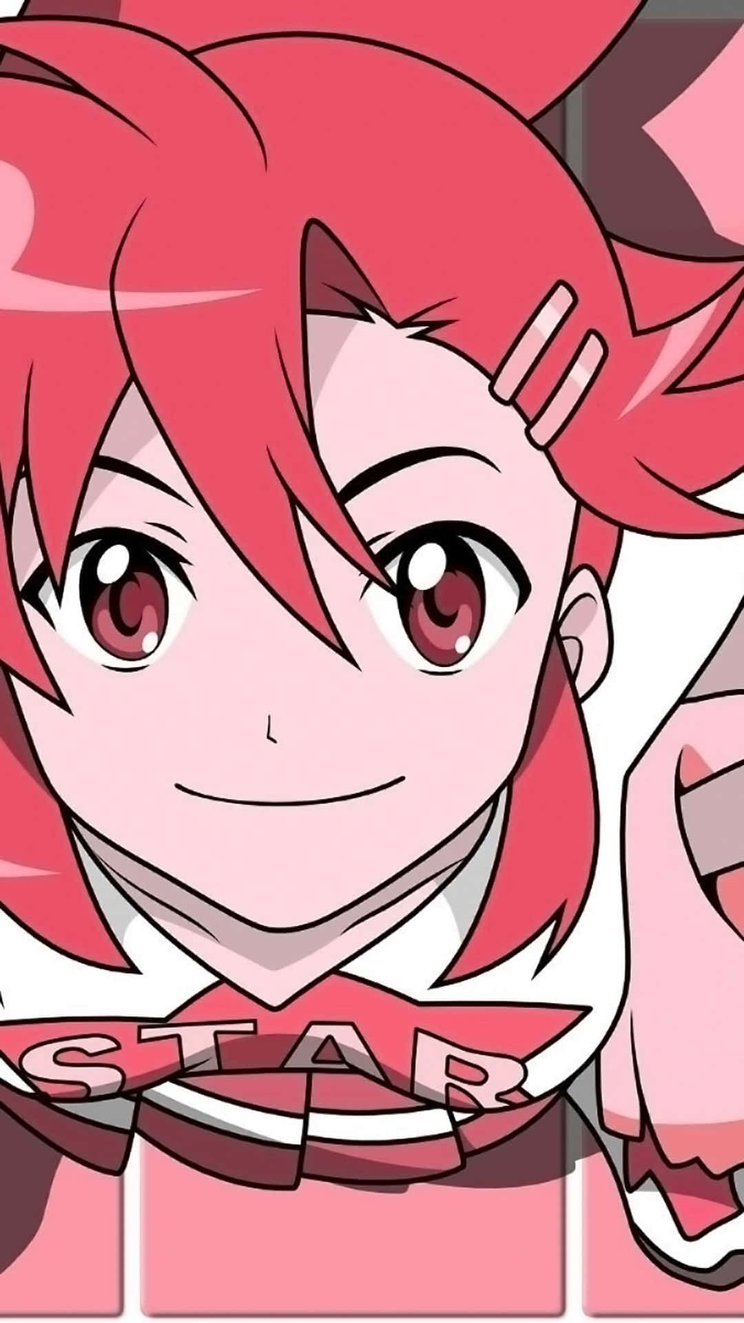 yoko littner 桌布 壁紙 — 一位開朗的動漫女孩，擁有鮮豔的粉紅色頭髮和眼睛，穿著帶有星星標誌的粉白色服裝，溫暖地微笑。