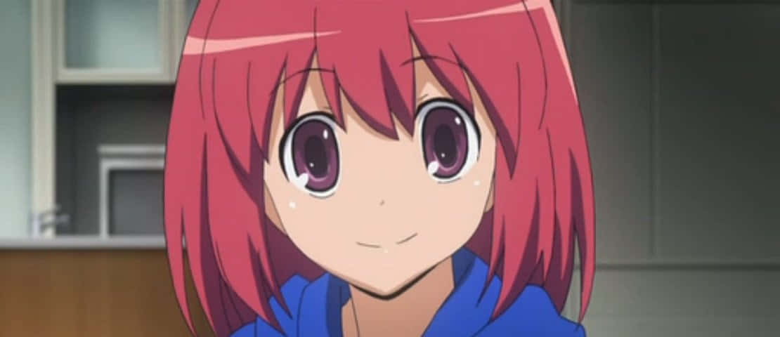 Minori Kushieda 桌布 壁紙 — 一位開朗的動漫女孩，擁有鮮豔的粉紅色頭髮和紫色眼睛，在柔和光線的室內環境中溫暖地微笑。