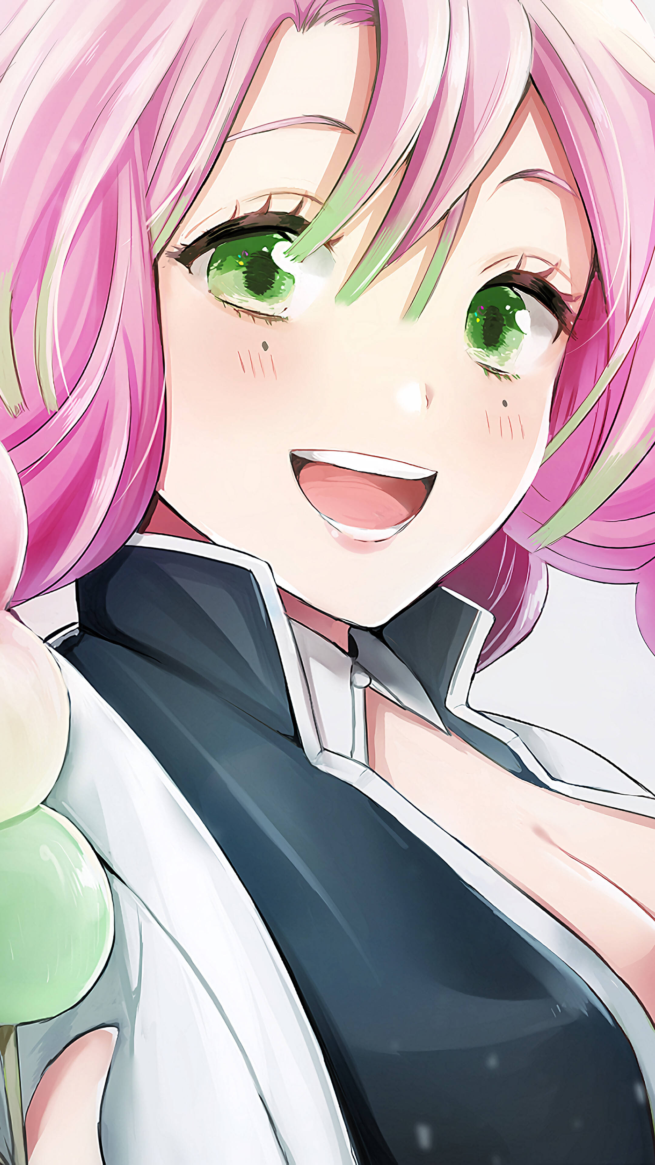 Mitsuri 桌布 壁紙 — 一位開朗的動漫女孩，擁有鮮豔的粉紅色頭髮和綠色眼睛，手持綠色棒棒糖，露出燦爛的笑容。