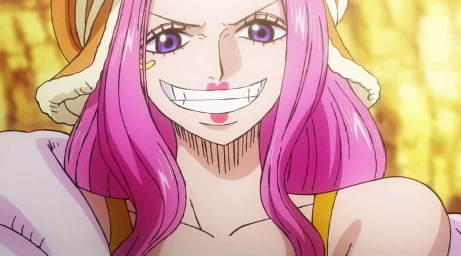 Jewelry Bonney 桌布 壁紙 — 一位開朗的動漫女孩，擁有鮮豔的粉紅色頭髮和紫色眼睛，在金色背景上咧嘴大笑。