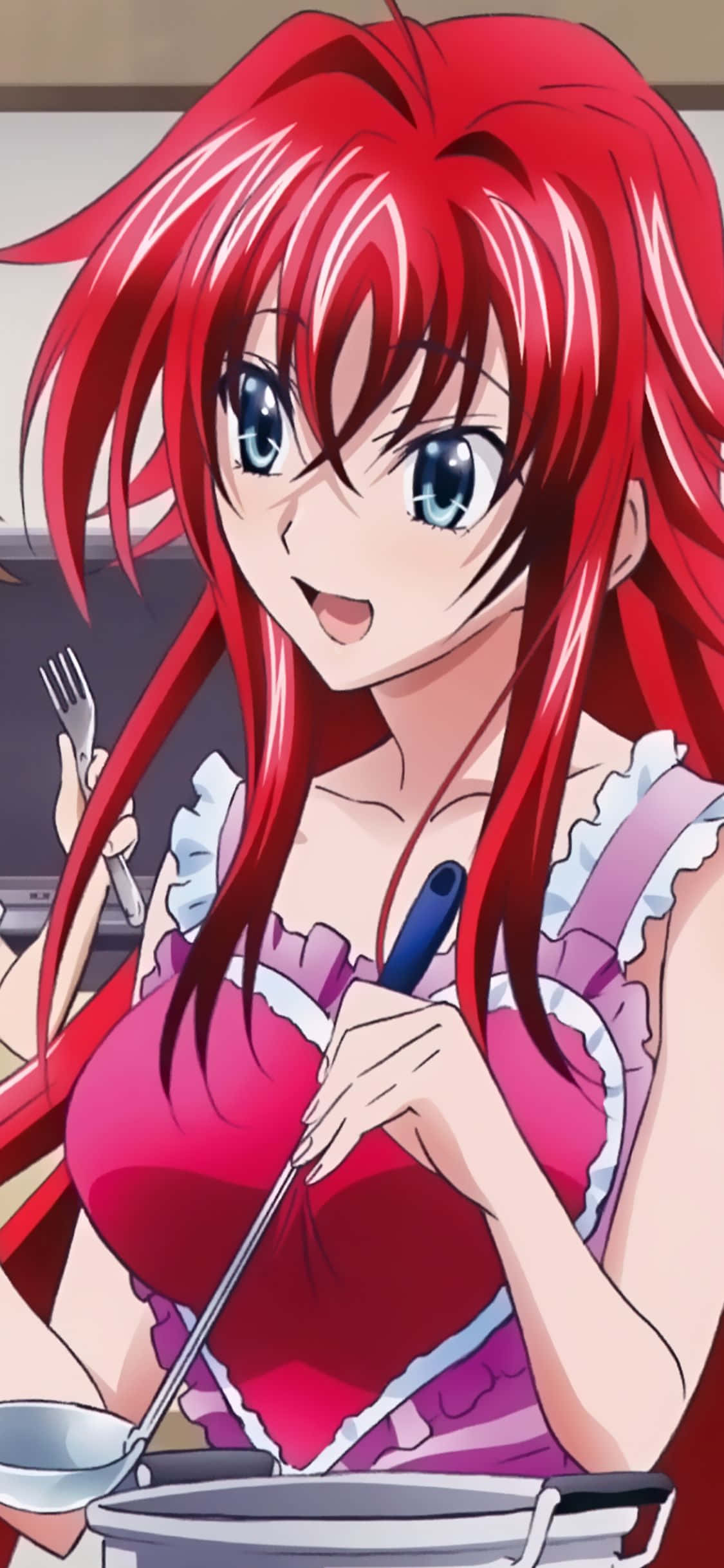 Rias Gremory 桌布 壁紙 — 一位開朗的動漫女孩，擁有鮮豔的紅髮和藍眼睛，穿著粉紅色荷葉邊連衣裙在廚房裡微笑做飯。