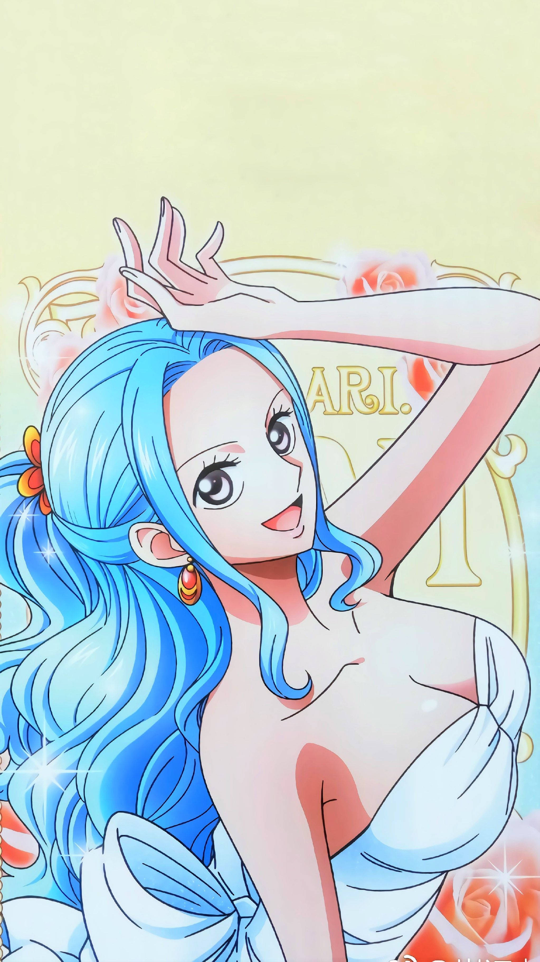nefertari vivi 桌布 壁紙 — 一位開朗的動漫女孩，擁有鮮豔的藍色頭髮和白色連衣裙，在帶有花卉裝飾的柔和黃色背景前優雅地擺姿勢。