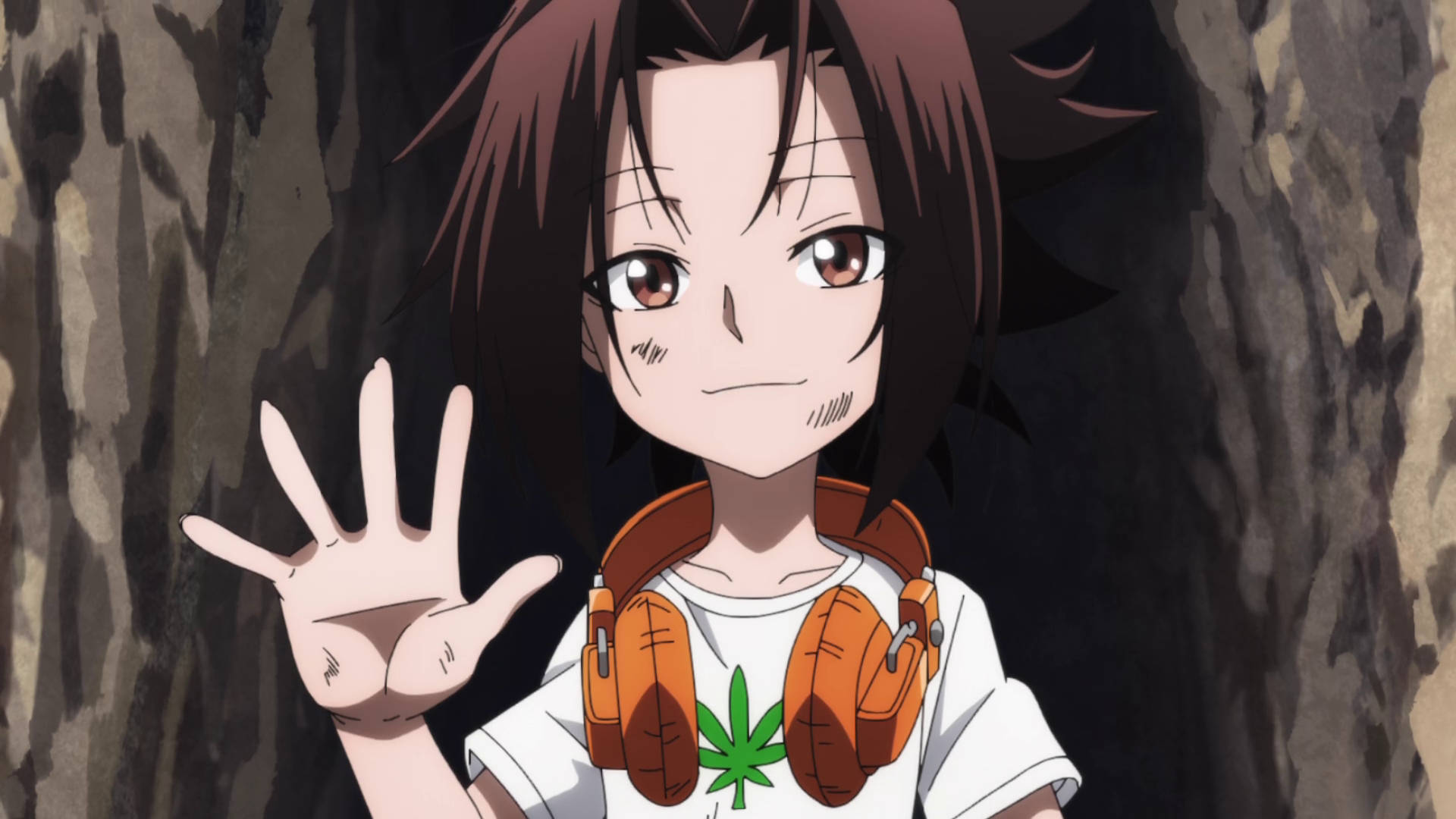 Shaman 桌布 壁紙 — 一位開朗的動漫女孩，棕色頭髮，戴著耳機，在岩石洞穴內揮手。