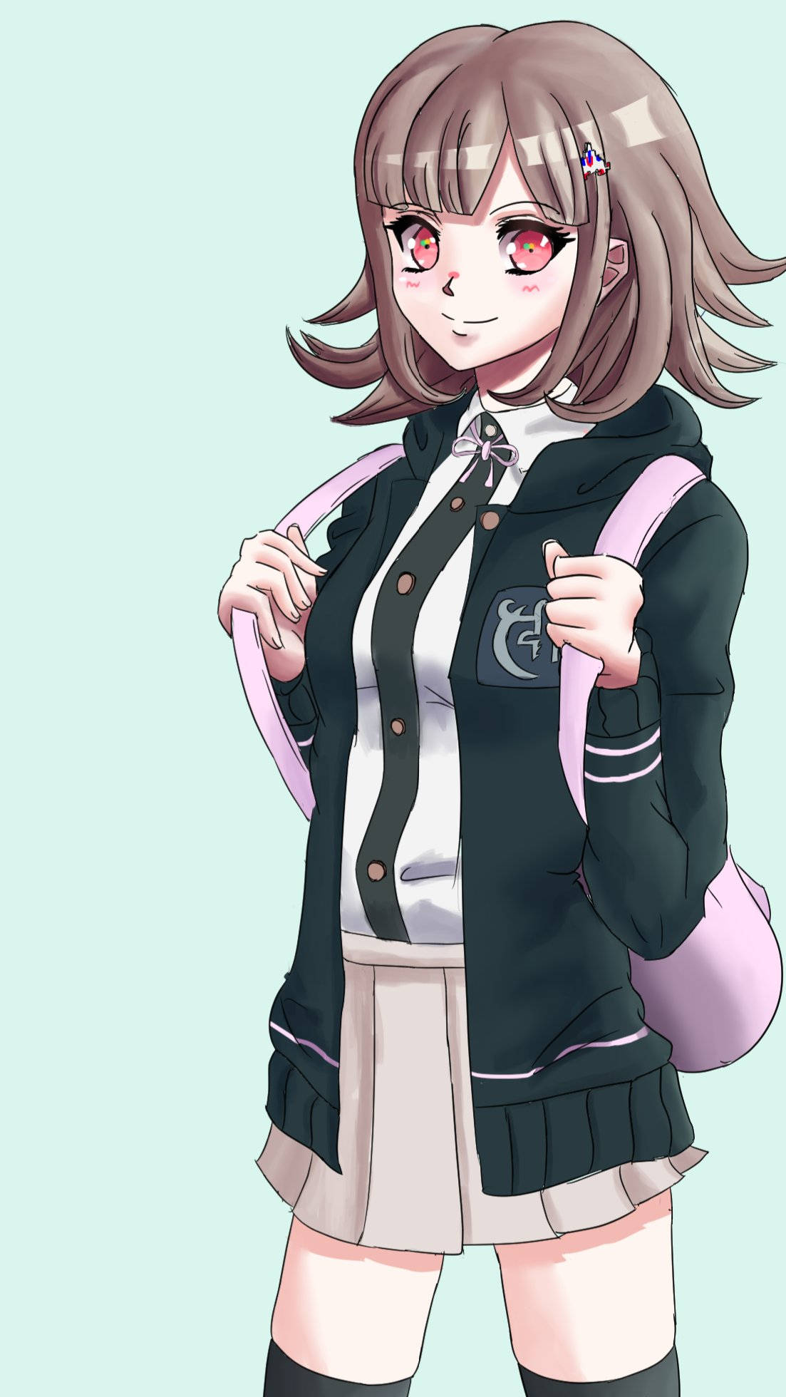 Chiaki 桌布 壁紙 — 一位開朗的動漫女孩，棕色頭髮，紅色眼睛，穿著黑色校服，背著粉紅色背包，背景是淺藍色。