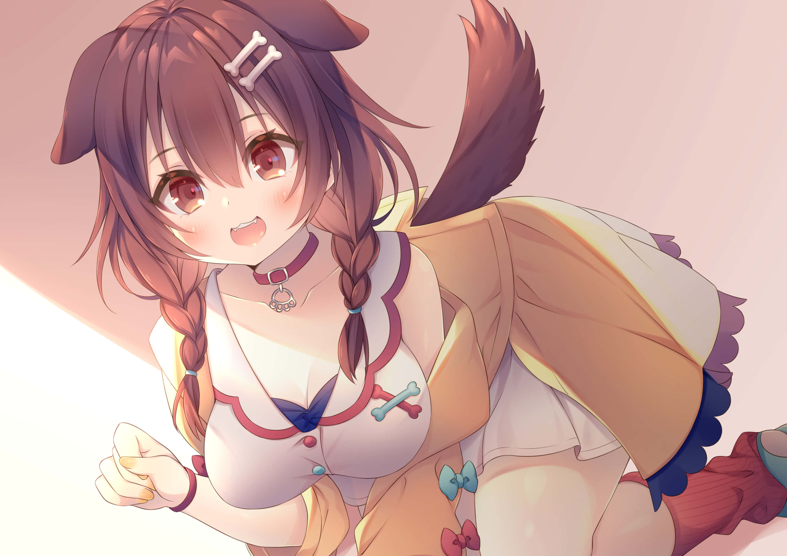 Inugami Korone 桌布 壁紙 — 一位開朗的動漫女孩，棕色頭髮和狐狸耳朵，在柔和粉彩燈光下燦爛微笑。